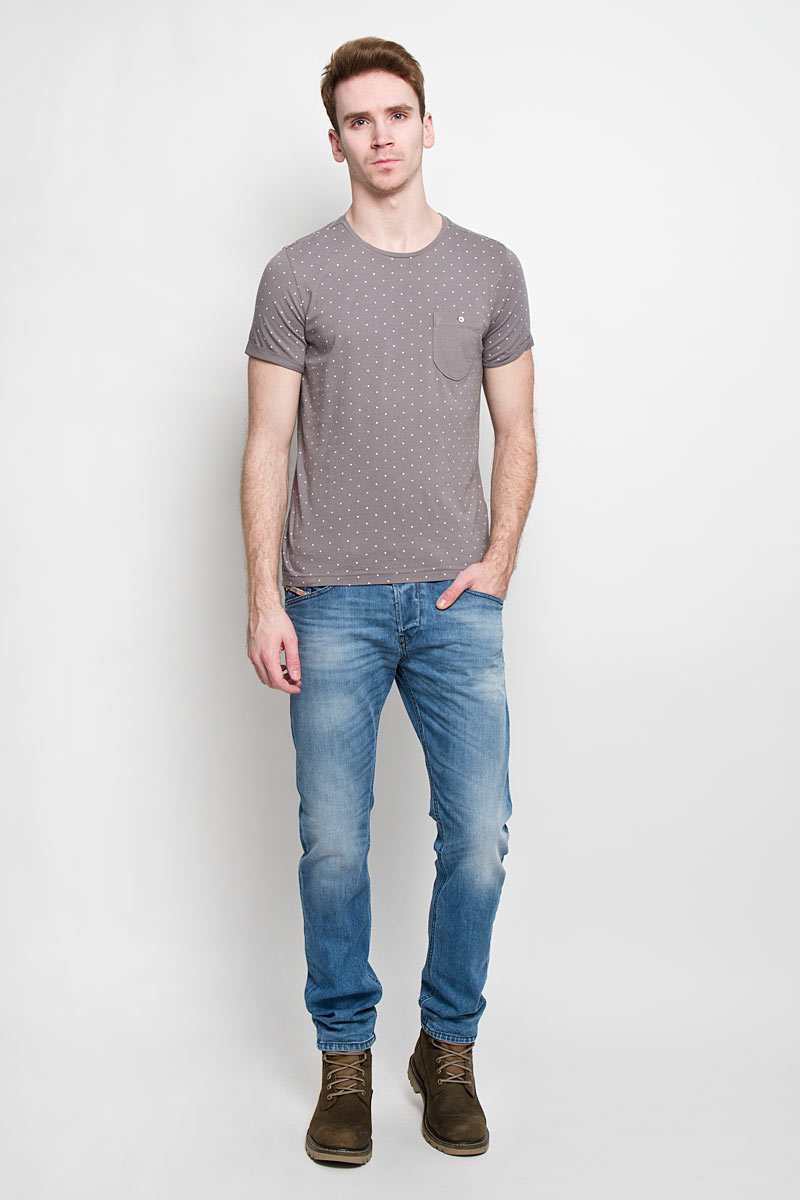 Футболка мужская Tom Tailor Denim, цвет: тауп. 1033757.02.12. Размер S (46)1033757.02.12 Футболка мужская Tom Tailor Denim, цвет: тауп. 1033757.02.12. Размер S (46)1033757.02.12Стильная мужская футболка Tom Tailor Denim выполнена из высококачественного 100% хлопка. Материал очень мягкий и приятный на ощупь, обладает высокой воздухопроницаемостью и гигроскопичностью, позволяет коже дышать. Модель прямого кроя с круглым вырезом горловины и короткими рукавами оформлена принтом горох. Спинка модели удлиненная. Рукава с необработанным краем подвернуты и зафиксированы строчками. На груди модель оформлена небольшим накладным кармашком, застегивающимся на пуговицу.Такая модель подарит вам комфорт в течение всего дня и послужит замечательным дополнением к вашему гардеробу.