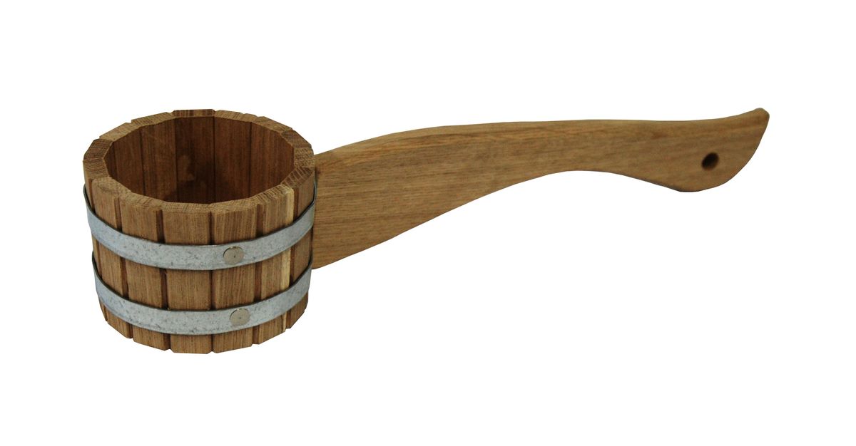 Черпак для бани и сауны Proffi Sauna, 300 мл. PS0136PS0136 Черпак для бани и сауны Proffi Sauna, 300 мл. PS0136PS0136Черпак Proffi Sauna, выполненный из дуба, относится к малой банной утвари, которая просто незаменима для создания удобства и комфорта во время банной процедуры. Он предназначен для подбрасывания воды на раскаленные камни, а также используется для набирания воды в шайки и ведра. Длинная горизонтальная ручка черпака не позволит обжечься о горячие камни или воду.Эксплуатация бондарных изделий.Перед первым использованием бондарное изделие рекомендуется подготовить. Для этого нужно наполнить изделие холодной водой и оставить наполненным на 2-3 часа. Затем необходимо воду слить, обдать изделие сначала горячей, потом холодной водой.Не рекомендуется оставлять бондарные изделия около нагревательных приборов, а также под длительным воздействием прямых солнечных лучей.С момента начала использования бондарного изделия не рекомендуется оставлять его без воды на срок более 1 недели. Но и продолжительное время хранить в таких изделиях воду тоже не следует.После каждого использования необходимо вымыть и ошпарить изделие кипятком. В качестве моющих средств желательно использовать пищевую соду либо раствор горчичного порошка.Правильное обращение с бондарными изделиями позволит надолго сохранить их эксплуатационные свойства и продлить срок использования! Объем черпака: 300 мл. Диаметр черпака по верхнему краю: 11 см. Высота стенки: 8 см. Длина ручки: 28 см.