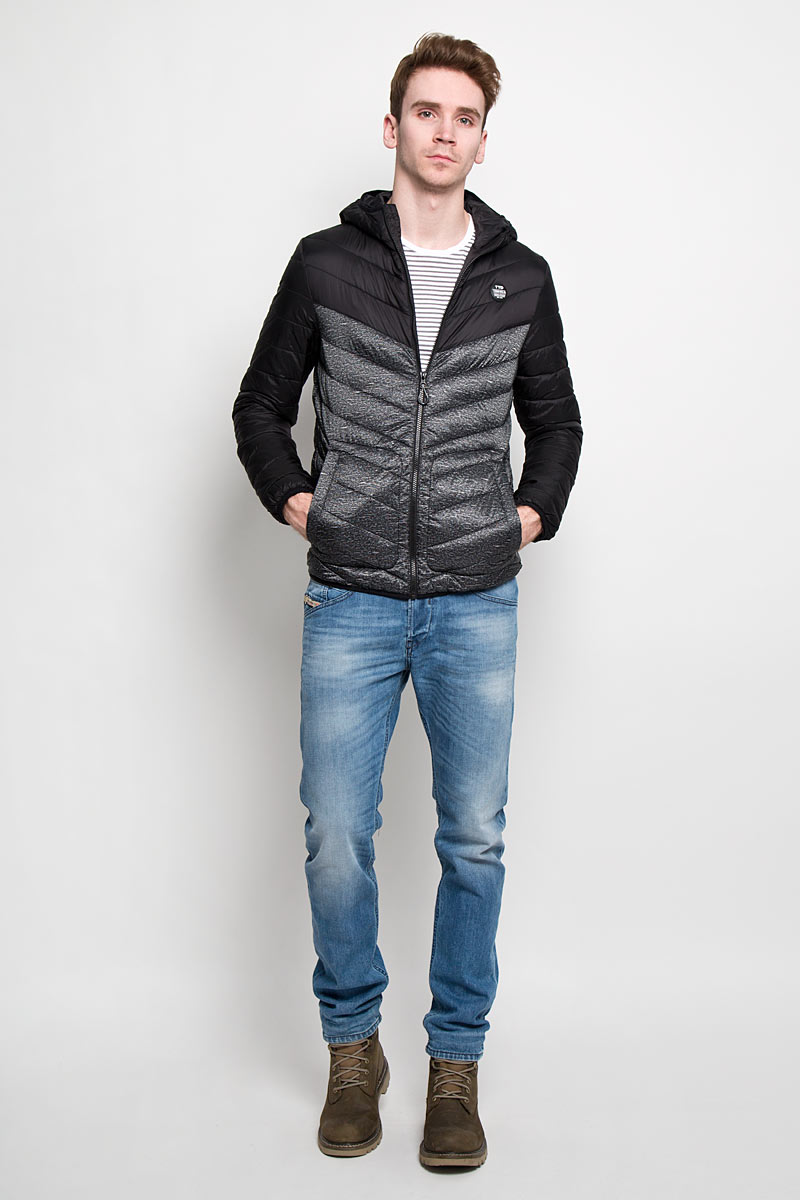 Куртка мужская Tom Tailor Denim, цвет: черный. 3532434.00.12. Размер M (48)3532434.00.12 Куртка мужская Tom Tailor Denim, цвет: черный. 3532434.00.12. Размер M (48)3532434.00.12Стильная мужская куртка с капюшоном Tom Tailor Denim, выполненная из высококачественных материалов, отлично подойдет для холодной погоды. Изделие с несъемным капюшоном и длинными рукавамизастегивается на пластиковую застежку-молнию по всей длине. Капюшон, манжеты рукавов и низ куртки оснащены эластичными резинками, защищающими от продувания. На лицевой стороне расположена резиновая нашивка с логотипом бренда. Спереди модель дополнена двумя втачными карманами на кнопках. С внутренней стороны расположен вертикальный втачной карман на кнопке.Изделие оформлено эффектной стежкой и оригинальным принтом.Эта модная и в то же время комфортная куртка - отличный вариант для уверенного в себе мужчины!