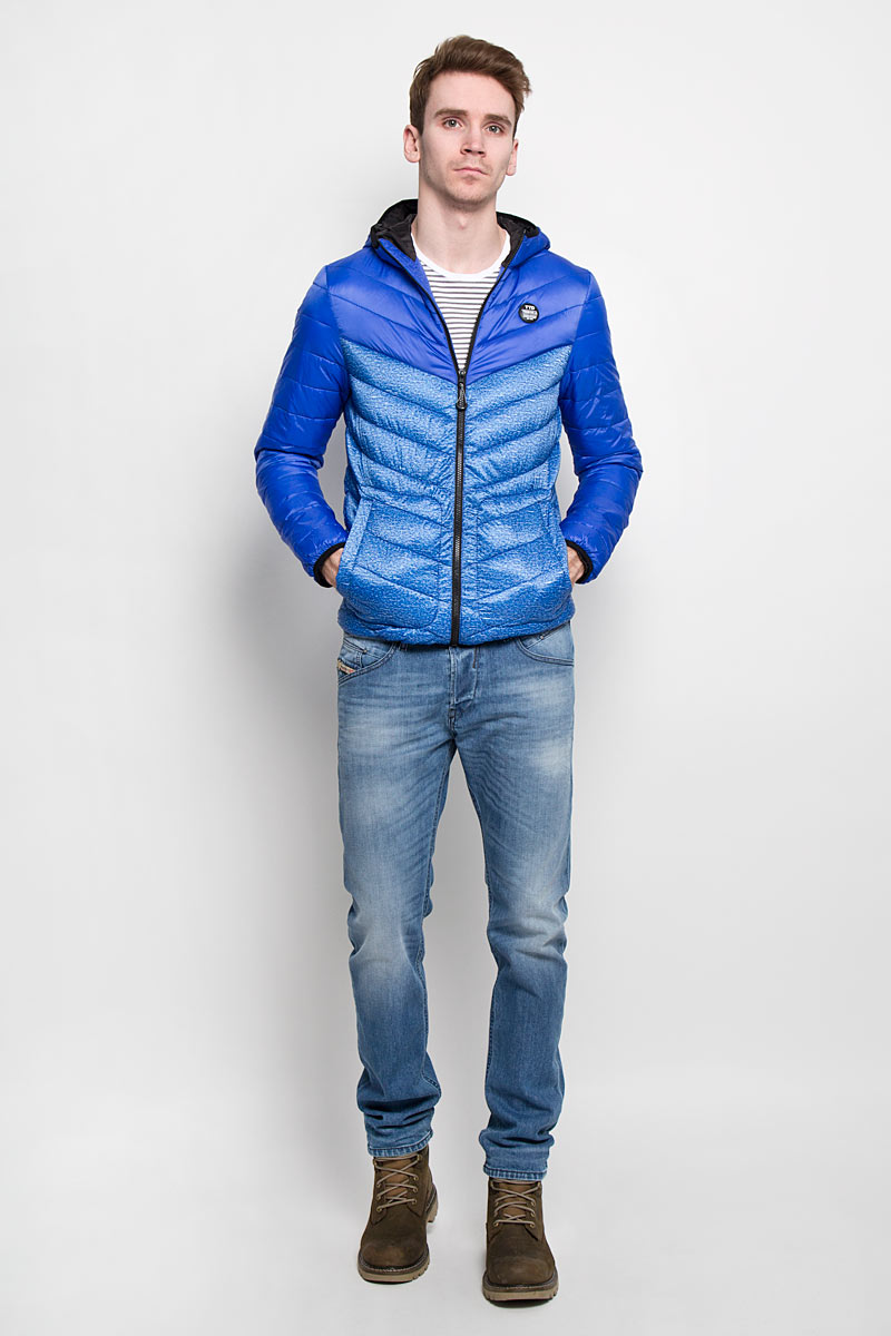 Куртка мужская Tom Tailor Denim, цвет: синий. 3532434.00.12. Размер S (46)3532434.00.12 Куртка мужская Tom Tailor Denim, цвет: синий. 3532434.00.12. Размер S (46)3532434.00.12Стильная мужская куртка с капюшоном Tom Tailor Denim, выполненная из высококачественных материалов, отлично подойдет для холодной погоды. Изделие с несъемным капюшоном и длинными рукавамизастегивается на пластиковую застежку-молнию по всей длине. Капюшон, манжеты рукавов и низ куртки оснащены эластичными резинками, защищающими от продувания. На лицевой стороне расположена резиновая нашивка с логотипом бренда. Спереди модель дополнена двумя втачными карманами на кнопках. С внутренней стороны расположен вертикальный втачной карман на кнопке.Изделие оформлено эффектной стежкой и оригинальным принтом.Эта модная и в то же время комфортная куртка - отличный вариант для уверенного в себе мужчины!