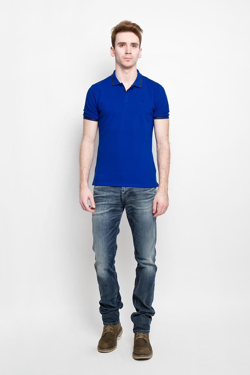 Поло мужское Calvin Klein Jeans, цвет: синий. J3IJ303821. Размер L (48/50)J3IJ303821 Поло мужское Calvin Klein Jeans, цвет: синий. J3IJ303821. Размер L (48/50)J3IJ303821Стильная мужская футболка-поло Calvin Klein Jeans, изготовленная из высококачественного эластичного хлопка, обладает высокой теплопроводностью, воздухопроницаемостью и гигроскопичностью, позволяет коже дышать.Модель с короткими рукавами и отложным воротником станет идеальным вариантом для создания современного образа. Сверху футболка-поло застегивается на три пуговицы, которые закрыты планкой. По бокам небольшие разрезы.Такая модель подарит вам комфорт в течение всего дня и послужит замечательным дополнением к вашему гардеробу.