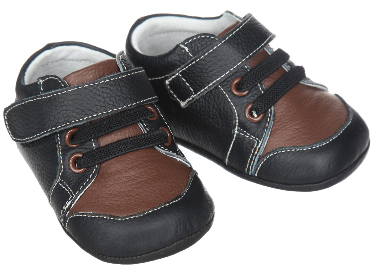 Пинетки для мальчика Hudson Baby Сникерсы, цвет: черный, коричневый. 54028. Размер 0/6 месяцев54028 Пинетки для мальчика Hudson Baby Сникерсы, цвет: черный, коричневый. 54028. Размер 0/6 месяцев54028Пинетки для мальчика Hudson Baby Сникерсы станут отличным дополнением к гардеробу малыша. Изделие выполнено из натуральной кожи.Пинетки стилизованы под легкие кроссовки-сникерсы с декоративными шнурками-резинками и удобным хлястиком на застежке-липучке, которые позволяют быстро надевать и надежно фиксировать обувь на ножке малыша. Нескользящая подошва обеспечит безопасность при ходьбе. Изделие оформлено контрастной прострочкой. Мягкие, не сдавливающие ножку материалы делают модель практичной, комфортной и популярной. Такие пинетки - отличное решение для малышей и их родителей!Пинетки упакованы в коробку, идеальны для подарка.
