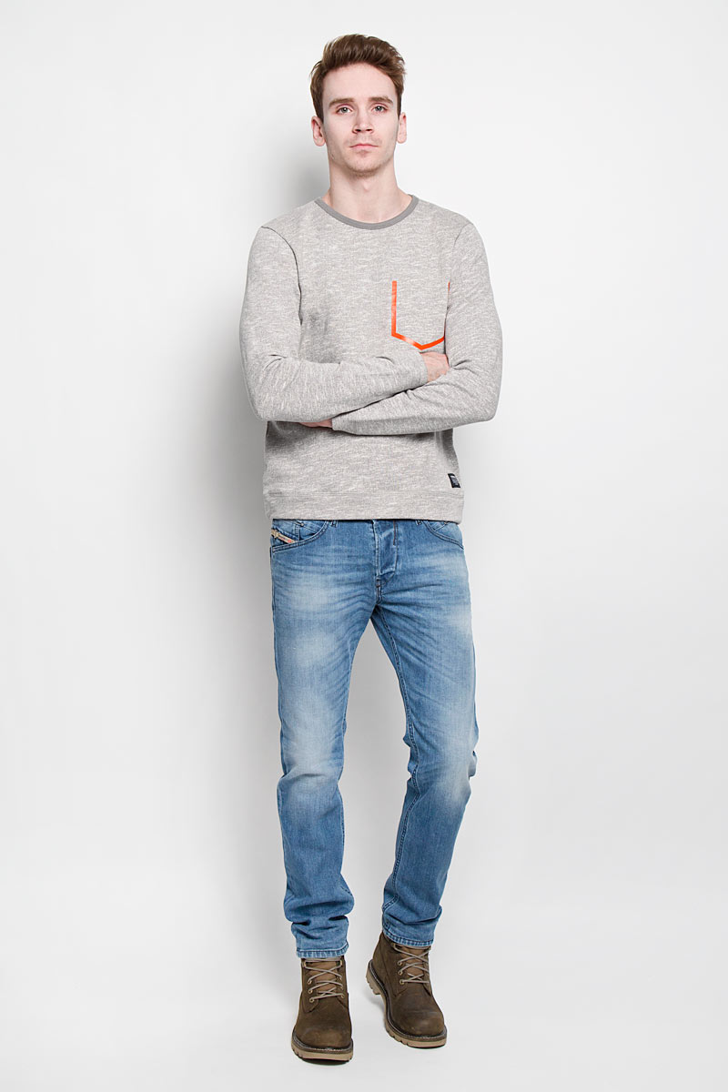 Свитшот мужской Tom Tailor Denim, цвет: серый. 2529893.00.12. Размер L (50)2529893.00.12 Свитшот мужской Tom Tailor Denim, цвет: серый. 2529893.00.12. Размер L (50)2529893.00.12Стильный мужской свитшот Tom Tailor Denim, изготовленный из натурального хлопка, необычайно мягкий и приятный на ощупь, не сковывает движения, обеспечивая наибольший комфорт. Лицевая сторона гладкая, а изнаночная - с мягким теплым начесом. Изделие прямого кроя с круглым вырезом горловины и длинными рукавами оформлено термоаппликацией в виде имитации кармана. Эта модная и в тоже время комфортная модель отличный вариант как для активного отдыха, так и для занятий спортом!