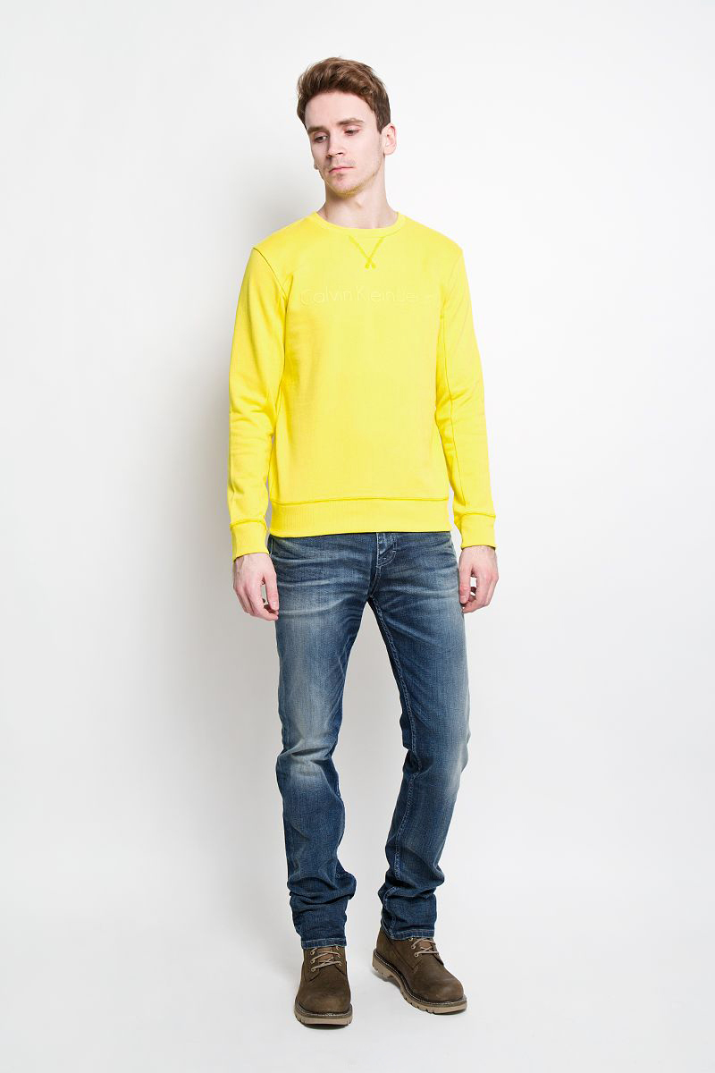 Джинсы мужские Calvin Klein Jeans, цвет: синий. J3IJ303478. Размер 33-32 (50/52-32)3020593.00.10 Джинсы мужские Calvin Klein Jeans, цвет: синий. J3IJ303478. Размер 33-32 (50/52-32)3020593.00.10Стильные мужские джинсы Calvin Klein - джинсы высочайшего качества на каждый день. Модель прямого кроя и средней посадки изготовлена из высококачественного материала. Изделие оформлено тертым эффектом и перманентными складками. Застегиваются джинсы на пуговицу в поясе и ширинку на застежке-молнии, имеются шлевки для ремня. Спереди модель оформлены двумя втачными карманами и одним небольшим секретным кармашком, а сзади - двумя накладными карманами.Эти модные и в тоже время комфортные джинсы послужат отличным дополнением к вашему гардеробу. В них вы всегда будете чувствовать себя уютно и комфортно.