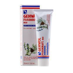 Gehwol Fusskraft Red Dry Rough Skin - Красный бальзам для сухой кожи ног 125 мл1*12307 Gehwol Fusskraft Red Dry Rough Skin - Красный бальзам для сухой кожи ног 125 мл1*12307Согревающее средство Красный бальзам для сухой кожи (Fusskraft Rot trockene sprode haut Gehwol), улучшает состояние уставших, болезненных ног. Содержит натуральные эфирные масла, экстракт красного перца, камфару и масло розмарина, активизирующие кровообращение и согревающие ноги.Идеальное средство перед выходом на улицу (стимулированный кровоток не дает ногам замерзнуть), для пожилых людей и всех, кто страдает нарушениями кровообращения в ногах, так как позволяет избавиться от неприятного ощущения холода. Благодаря антисептическим свойствам бальзам предупреждает грибковые заболевания и зуд между пальцами, нормализует потоотделение, смягчает кожу, делает её нежной.Проверено по дерматологическим показателям. Благоприятно применение при заболевании диабетом.Назначение:Смягчает кожу ног.Снимает эффект холодных ног.Обладает дезодорирующим эффектом.