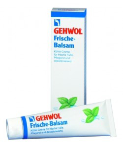 Gehwol Frische Balsam - Освежающий бальзам для ног 75 мл1*23705 Gehwol Frische Balsam - Освежающий бальзам для ног 75 мл1*23705Освежающий бальзам Геволь (Gehwol Refreshing Balm) - охлаждающий крем для свежести ног. Натуральные мятное масло и ментол освежают уставшие, горящие и сильно натруженные ноги и ступни. Бальзам Геволь сразу же оживляет, приятно охлаждает и дезодорирует на продолжительное время. Основные ухаживающие за кожей субстанции регулируют влажность кожи и смягчают загрубевшие участки кожи, ороговелости и мозоли.Освежающий бальзам Геволь защищает также ноги от грибковых заболеваний и снимает чувство зуда между пальцами ног, действует быстро и не делает кожу жирной. Уход и свежесть для Ваших ног и ступней.Назначение: Активизирует кровообращение в ногах. Регулирует влажность и придает эластичность жестким участкам кожи. Освежает уставшие, натруженные и сильно перенапряженные ступни и икры ног, охлаждает. Обладает дезодорирующим эффектом.Активные компоненты: гликоль стеарат, циклометикон, пропилен гликоль, мочевина, ментол, масло перечной мяты.Проверено по дерматологическим показателям.