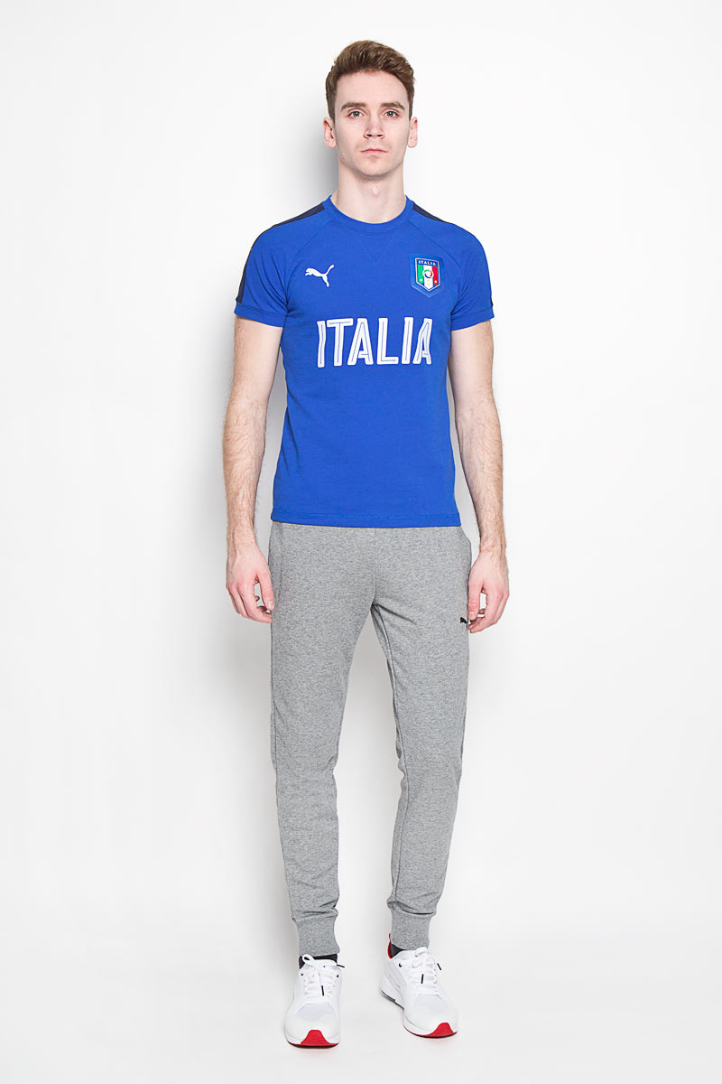 Футболка мужская Puma Figc Italia Casual, цвет: синий. 748856081. Размер XL (50/52)7488560_81 Футболка мужская Puma Figc Italia Casual, цвет: синий. 748856081. Размер XL (50/52)7488560_81Стильная футболка Puma FIGC Italia Casual из хлопка и полиэстера с контрастнойотделкой и официальной графической эмблемой FIGC позволит почувствоватьсебя комфортно на тренировке и всегда быть готовым к победам.Модель с круглым вырезом горловины и рукавами-реглан дополненасветоотражающими элементами. Спинка изделия немного удлинена.Эта линия одежды - олицетворение страсти поклонников, влюбленных в успех итрадиции итальянского футбола.