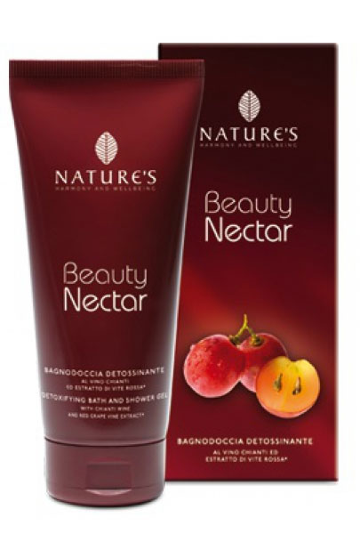 Гель для душа и ванны Natures Beauty Nectar, 200 мл60120701 Гель для душа и ванны Natures Beauty Nectar, 200 мл60120701Восхитительный ежедневный ритуал релаксации и обновления с гелем для душа и ванны Natures Beauty Nectar начинается под освежающий дождем проточной воды. Благодаря мягкой пене, обогащенной целебными свойствами вина Кьянти, экстрактом из виноградной лозы, виноградной воды и маслом виноградных косточек, кожа нежно очищается, одновременно наполняется влагой и необходимым питанием. Свежая, сияющая кожа с тонким ароматом готова для следующей стадии ухода. Рекомендуется курсовой уход в течение не менее 30 дней, повторяясь 2-3 раза в год во время смены сезонов, после пляжного отдыха или стрессовых состояний. Характеристики:Объем: 200 мл. Производитель: Италия. Артикул:60120701. Товар сертифицирован.
