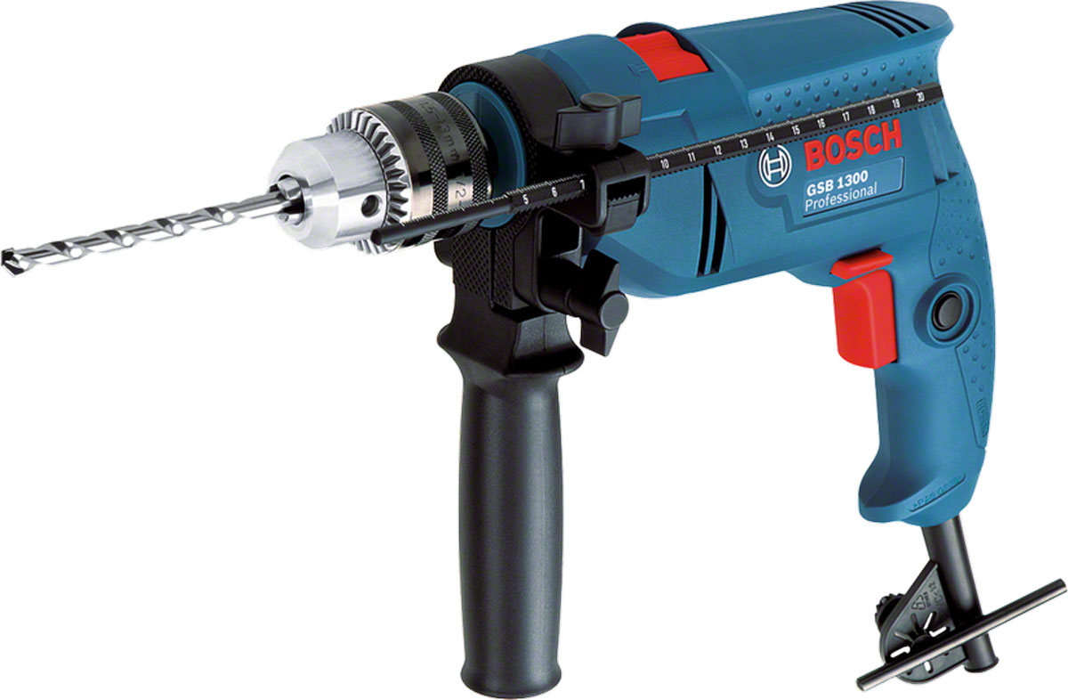 Дрель ударная Bosch GSB 130006011A1020 Дрель ударная Bosch GSB 130006011A1020Дрель ударная BOSCH GSB 1300 предназначена для работы с самыми разными материалами. С ее помощью можно сверлить отверстия в стальной (до 10 мм), бетонной (до 13 мм) и деревянной (до 25 мм) поверхности. Миниатюрная и легкая дрель ударная BOSCH GSB 1300 (вес 1,8 кг), эта односкоростная модель обладает мощностью 550 Вт, что является оптимальным показателем для большинства повседневных нужд. Дрель BOSCH рассчитана на два режима эффективной работы (ударный и безударный) и легко переключается из одного в другой. Кулачковый патрон обладает высокой прочностью и хорошо переносит тяжелые нагрузки, неизбежные при интенсивной работе. Оснащенное функцией реверса, устройство может быстро менять направление вращения сверла в обратную сторону, заворачивать шурупы и удалять их.