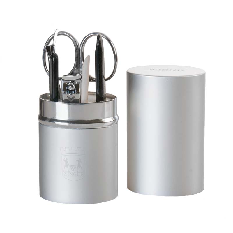 Zinger Маникюрный набор (на блистере) zo-64250-S34374 Zinger Маникюрный набор (на блистере) zo-64250-S34374Ман.набор 6 предметов ( ножнцы куткульные, книпсер, пилка алмазная, триммер, апельсиновая палочка, пинцет), Футляр - металлический тубус. Цвет инструментов - глянцевое серебро. Упакока- фирменный блистер.