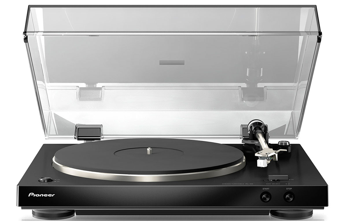 Pioneer PL-30-K проигрыватель виниловых дисковPL-30-K_4988028275487 Pioneer PL-30-K проигрыватель виниловых дисковPL-30-K_4988028275487Pioneer PL-30-K - полностью автоматический стереопроигрыватель виниловых пластинок с литым алюминиевым диском, тонармом и съемной головкой с высокоэффективным ММ звукоснимателем. Он очень прост в использовании, и все это, благодаря абсолютно точному сервоприводу с двигателем постоянного тока, который плавно и аккуратно опускает иглу на вращающийся диск. Сдержанный дизайн этого проигрывателя виниловых дисков впишется в любой интерьер.Встроенный фоно-корректор с помощью переключателя On/Through позволит выбрать необходимый режим: On для подключения усилителя, не имеющего корректора для звукоснимателя, или Through для использования внешнего фоно-корректора.Для стабильного воспроизведения в Pioneer PL-30-K используется двойное шасси с низким центром тяжести из металлических пластин толщиной 4 мм. Резиновый коврик, толщиной 5 мм, убирает внешнюю вибрацию, плотно удерживая пластинку.Проигрыватель предлагается с легким прямым тонармом со шкалой компенсатора скатывающей силы (антискейтинга) для точного проигрывания дорожки. Это очень чувствительный и резонансоустойчивый тонарм, со шкалой, на которой проградуирована величиной усилия, прилагаемая к диску, чтобы избежать искажений баланса звука при вращении диска.
