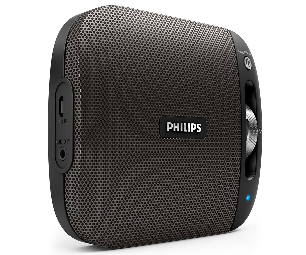 Philips BT2600B/00, Black портативная акустическая системаBT2600B/00 Philips BT2600B/00, Black портативная акустическая системаBT2600B/00Philips BT2600B/00 - это отличный звук, заключенный в компактном и стильном корпусе - удобство использования в любом месте. Алюминиевая отделка подчеркивает высокое качество изделия, а функция Bluetooth Multipair позволяет мгновенно передавать музыку между двумя устройствами.Bluetooth - надежная и энергоэффективная технология беспроводной связи малого радиуса действия, которая позволяет с легкостью подключать iPod/iPhone/iPad и другие Bluetooth-устройства, например смартфоны, планшетные компьютеры и ноутбуки. Теперь вы сможете без проводов воспроизводить на этой акустической системе любимую музыку и звук во время игр или просмотра видео. Функция антиклиппинга позволит вам даже при низком заряде батареи слушать музыку высокого качества на любой громкости. Она позволяет работать с входными сигналами от 300 мВ до 1000 мВ и воспроизводить звук без искажений. АС оснащены специальным микрочипом для антиклиппинга. Это дает возможность воспроизводить музыкальный сигнал так, как он проходит через усилитель, и сохранять пиковые значения в пределах диапазона усилителя. При этом устраняются искажения звука, вызванные ограничениями, без влияния на громкость. При низком уровне заряда батареи снижается возможность воспроизводить пиковые значения в музыке, но функция антиклиппинга снижает сами пиковые значения при разряде батареи. Слушайте музыку так громко, как вы хотите, в любое время и в любом месте. Никаких спутанных проводов, никаких розеток. Только наслаждение отличным качеством любимой музыки - благодаря встроенному аккумулятору и свободе движений. Выполняйте сопряжение одновременно с двумя смарт-устройствами и выбирайте любое из них для передачи музыки, без необходимости выполнения повторного сопряжения. Чтобы включить композицию на другом устройстве, приостановите воспроизведение на первом устройстве и включите его на втором. Благодаря встроенному микрофону эту АС можно использовать в качестве спикерфона. При поступлении вызова воспроизведение музыки приостанавливается, и вы можете общаться через колонку. Отличный вариант для любого случая: и для деловых бесед, и для разговоров с друзьями.Излучатели АС: 1 x 1,5 Тип элемента питания: Li-IonВремя работы от батарей: 8 часовВерсия Bluetooth: 2.1 или вышеЗона видимости: 10 м