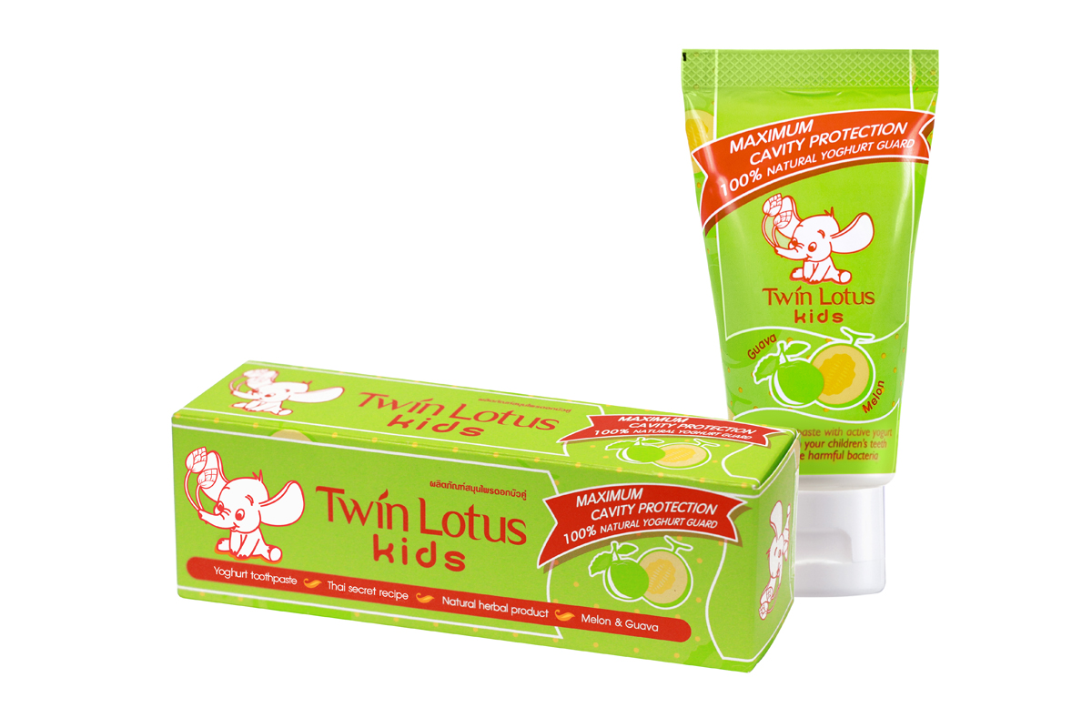 Twin Lotus Kids Зубная паста Melon & Guava (Дыня и Гуава), 50 г1398 Twin Lotus Kids Зубная паста Melon & Guava (Дыня и Гуава), 50 г1398Для молочных и постоянных зубов.Не содержит фтора, лауритсульфат натрия, парабенов, ПЭГ.Зубная паста предназначена для детей от 3 до 10 лет. Препятствуетросту бактерий, обеспечивая надежную защиту от кариеса, нормализуют микробный состав полости рта, укрепляет зубную эмаль, предотвращая потерю кальция, обладает приятным фруктовым вкусом.
