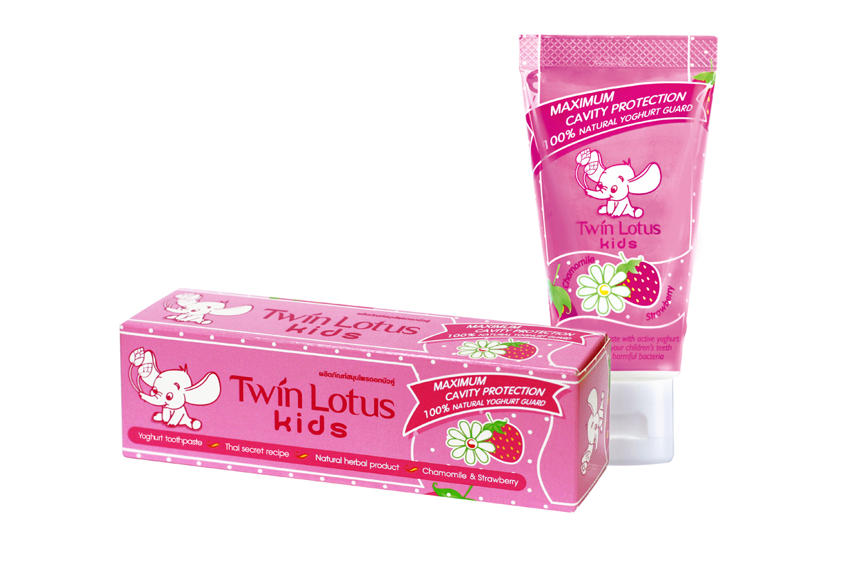Twin Lotus Kids Зубная паста Chamomile & Strawbery (Клубника и Ромашка), 50 г1381 Twin Lotus Kids Зубная паста Chamomile & Strawbery (Клубника и Ромашка), 50 г1381Для молочных и постоянных зубов.Не содержит фтора, лауритсульфат натрия, парабенов, ПЭГ.Зубная паста предназначена для детей от 3 до 10 лет. Препятствуетросту бактерий, обеспечивая надежную защиту от кариеса, нормализуют микробный состав полости рта, укрепляет зубную эмаль, предотвращая потерю кальция, обладает приятным фруктовым вкусом.Уважаемые клиенты! Обращаем ваше внимание на то, что упаковка может иметь несколько видов дизайна. Поставка осуществляется в зависимости от наличия на складе.