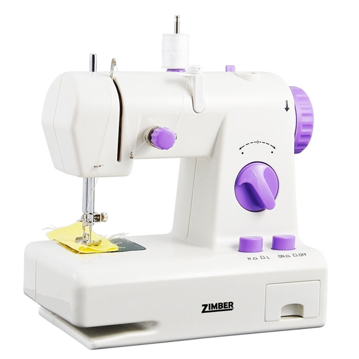 Zimber 10919-ZM швейная машинаZM-10919 Zimber 10919-ZM швейная машинаZM-10919Мини швейная машинка с обратным ходом Zimber 10919-ZM по своим характеристикам не уступает домашним настольным швейным машинкам. Ее основная особенность в регулировке длинны стежка как в переднем ходе так и в заднем. C ее помощью вы сможете заштопать, прошить, ушить, подшить любые ткани и одежду, прострочить рваное постельное белье, аккуратно подшить шторы, укоротить занавески по форме окон.Модель компакта и удобна в использовании, снабжена напольной педалью, двумя винтами, функцией намотки шпулек и системой обратного хода. Машина работает как от сетевого адаптера, так и от четырех батареек типа АА. Швейная машинка Zimber 10919-ZM будет так же отличным подарком детям и взрослым, поможет освоить навыки шитья.