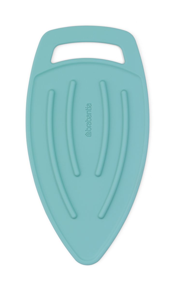 Подставка для утюга Brabantia, жаропрочная, цвет: мятный. 105401105401 Подставка для утюга Brabantia, жаропрочная, цвет: мятный. 105401105401Удобство при глажении – установка горячего утюга в любом месте. Защищает чехол – изготовлена из термостойкого пластика (макс. 220°C). Не используйте подставку на нетермостойкой поверхности. Не оставляйте на подставке горячий утюг без присмотра на длительное время. Во время использования подставка может сильно нагреться, будьте осторожны при обращении с ней. Внимание: неисправность паровой системы или парового утюга может привести к повышению температуры выше 220°C, что может повлечь повреждение подставки и белья! Очистка влажной тканью.