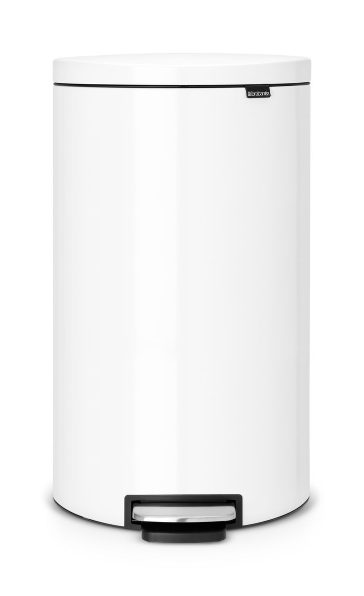 Бак мусорный Brabantia FlatBack+, с педалью, цвет: белый, 30 л485206 Бак мусорный Brabantia FlatBack+, с педалью, цвет: белый, 30 л485206Экономия места – бак удобно устанавливается вплотную к стене или кухонному шкафу. Бесшумное закрывание и мягкий ход педали. При открывании крышка не касается стены. При открывании вручную крышка фиксируется в открытом положении. Удобная очистка – съемное внутреннее ведро из пластика со складными захватами. Удобная смена мешков для мусора – фиксации внутреннего ведра в «поднятом» положении. Бак удобно перемещать – гибкая ручка для переноски. Предохранение пола от повреждений – пластиковое защитное основание. Всегда опрятный вид – в комплекте идеально подходящие по размеру мешки для мусора PerfectFit (размер G).