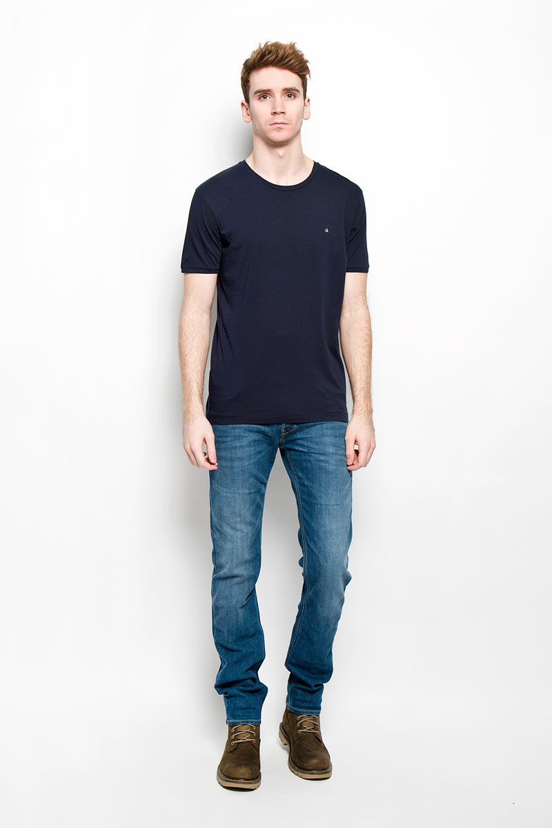 Футболка мужская Calvin Klein Jeans, цвет: темно-синий. J3EJ303835. Размер XXL (52/54)W16DAC70I Футболка мужская Calvin Klein Jeans, цвет: темно-синий. J3EJ303835. Размер XXL (52/54)W16DAC70IСтильная мужская футболка Calvin Klein Jeans, выполненная из натурального хлопка, необычайно мягкая и приятная на ощупь, не сковывает движения и позволяет коже дышать, обеспечивая комфорт. Модель с круглым вырезом горловины и короткими рукавами на груди оформлена вышитыми буквами ck. Вырез горловины дополнен эластичной трикотажной резинкой, что предотвращает деформацию при носке. Футболка Calvin Klein Jeans станет отличным дополнением к вашему гардеробу.