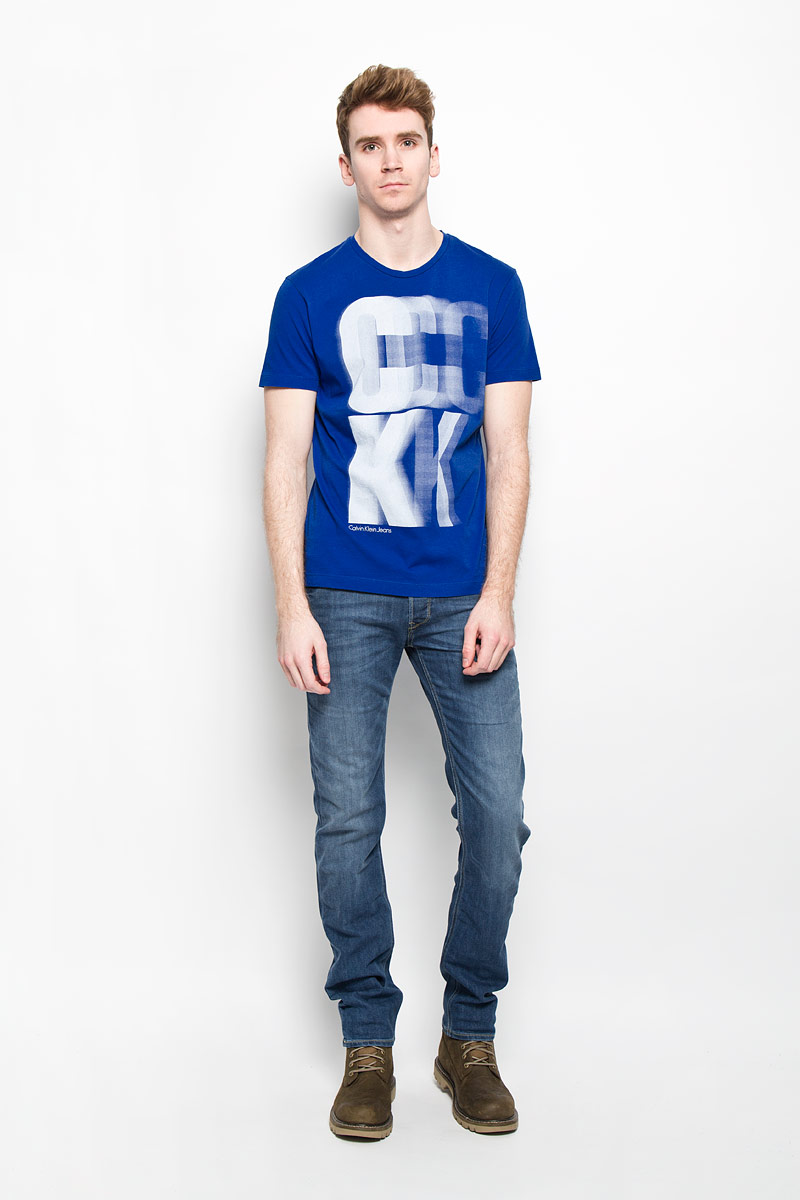 Футболка мужская Calvin Klein Jeans, цвет: синий. J3EJ303427. Размер L (48/50)J3EJ303427 Футболка мужская Calvin Klein Jeans, цвет: синий. J3EJ303427. Размер L (48/50)J3EJ303427Стильная мужская футболка Calvin Klein, выполненная из высококачественного натурального хлопка, обладает высокой теплопроводностью, воздухопроницаемостью и гигроскопичностью, позволяет коже дышать и великолепно отводит влагу, оставляя тело сухим. Такая футболка превосходно подойдет для занятий спортом и активного отдыха.Модель с короткими рукавами и круглым вырезом горловины - идеальный вариант для создания образа в стиле Casual. Футболка декорирована крупным принтом с логотипом Calvin Klein.Такая модель подарит вам комфорт в течение всего дня и послужит замечательным дополнением к вашему гардеробу.