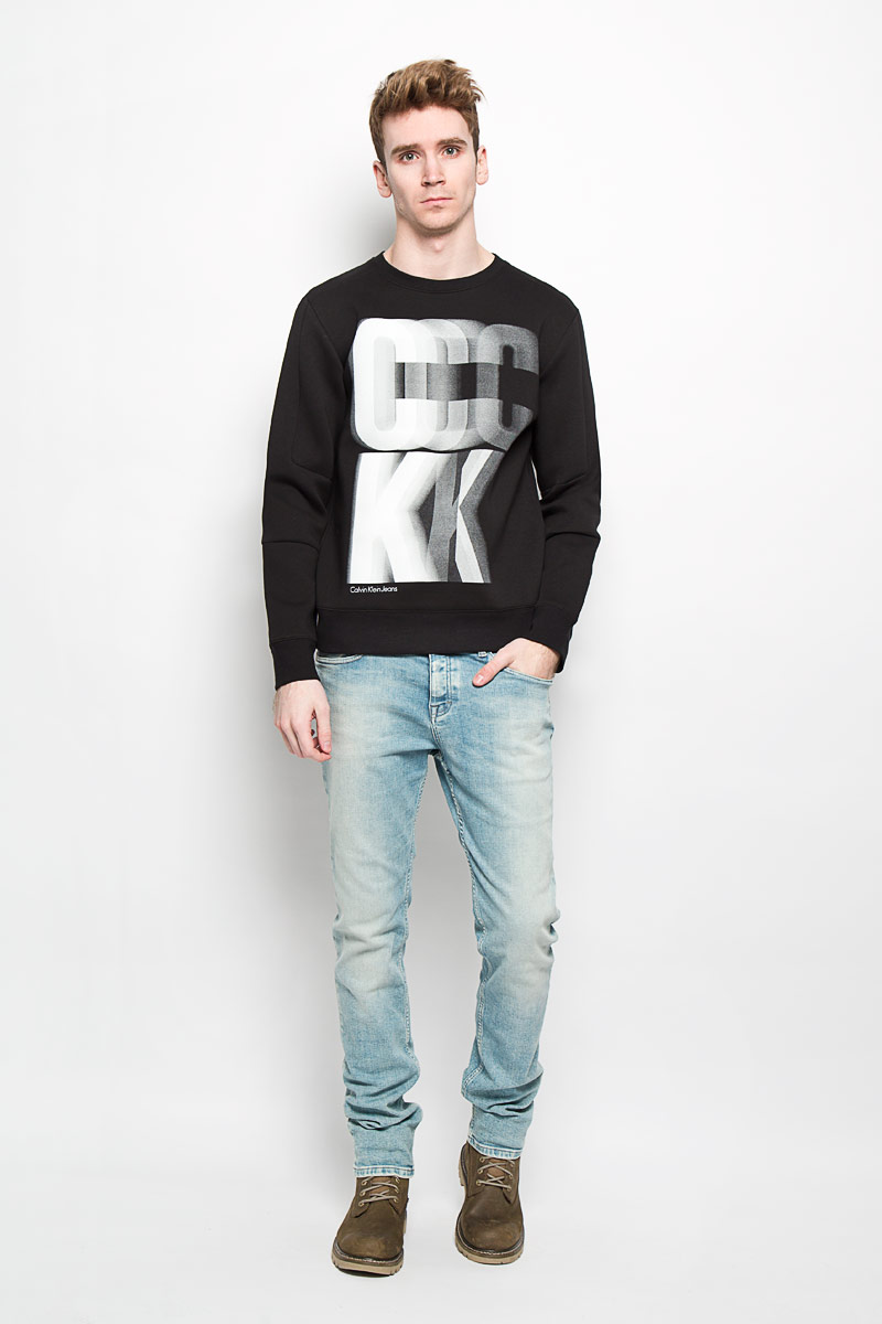 Свитшот мужской Calvin Klein Jeans, цвет: черный. J3EJ303540. Размер L (48/50)L732QAPZ Свитшот мужской Calvin Klein Jeans, цвет: черный. J3EJ303540. Размер L (48/50)L732QAPZСтильный мужской свитшот Calvin Klein, изготовленный из высококачественного натурального хлопка, мягкий и приятный на ощупь, не сковывает движений и обеспечивает наибольший комфорт. Материал на основе хлопка великолепно пропускает воздух, позволяя коже дышать, и обладает высокой гигроскопичностью.Модель с круглым вырезом горловины и длинными рукавами оформлена крупным стилизованным логотипом Calvin Klein спереди. Манжеты рукавов, воротник и низ изделия дополнены трикотажными резинками. Этот свитшот - настоящее воплощение комфорта, он послужит отличным дополнением к вашему гардеробу. В нем вы будете чувствовать себя уютно в прохладное время года.
