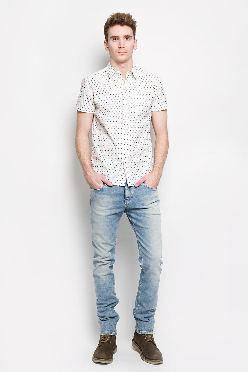 Джинсы мужские Calvin Klein Jeans, цвет: голубой. J3IJ303532. Размер 34 (52/54)L719AAQA Джинсы мужские Calvin Klein Jeans, цвет: голубой. J3IJ303532. Размер 34 (52/54)L719AAQAСтильные мужские джинсы Wrangler Spencer - джинсы высочайшего качества на каждый день, которые прекрасно сидят. Модель кроя Slim и низкой посадки. Изделие оформлено эффектом потертости, металлическим логотипом бренда. Джинсы изготовлены из высококачественного материала, не сковывают движения, застегиваются на металлические пуговицы, имеются шлевки для ремня. Спереди модель дополнена двумя втачными карманами и одним небольшим секретным кармашком, а сзади - двумя накладными карманами.Эти модные и в тоже время комфортные джинсы послужат отличным дополнением к вашему гардеробу. В них вы всегда будете чувствовать себя уверенно и комфортно.