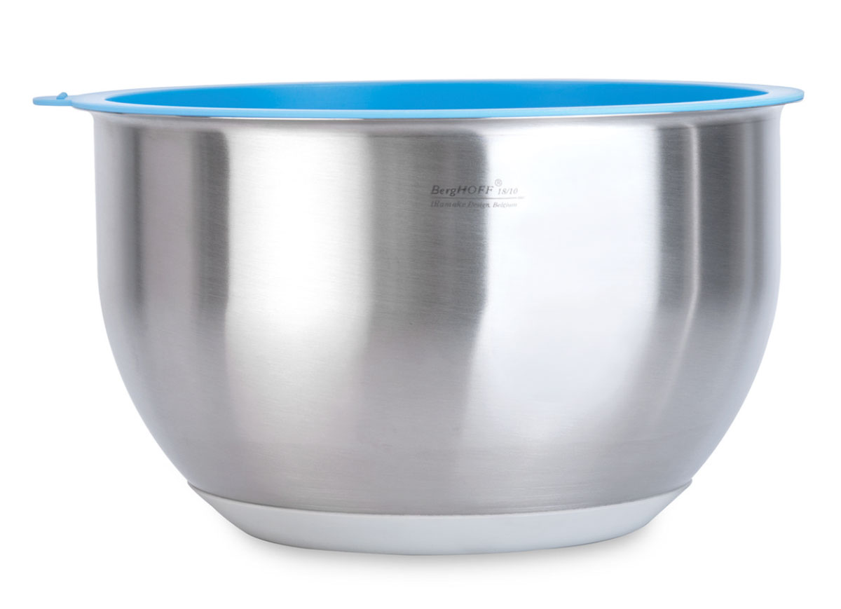 Миска BergHOFF Orion, 16 см, 1,5 л1109275 Миска BergHOFF Orion, 16 см, 1,5 л1109275Миска BergHOFF Orion изготовлена из высококачественной нержавеющей стали и снабжена крышкой из ПВХ, которая плотно и герметично закрывается, дольше сохраняя продукты свежими. Дно покрыто резиновым противоскользящим основанием, которое не поцарапает поверхность стола. Идеально подходит для сервировки салатов и закусок, а такжедля хранения и переноски пищевых продуктов. Подходит для хранения в холодильнике, посудомоечной машине (кроме крышки).Диаметр (по верхнему краю): 16 см.