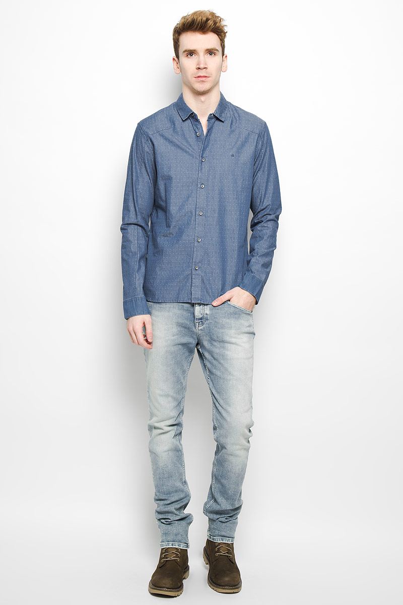 Рубашка мужская Calvin Klein Jeans, цвет: голубой. J3IJ303474. Размер M (46/48)L732QAPZ Рубашка мужская Calvin Klein Jeans, цвет: голубой. J3IJ303474. Размер M (46/48)L732QAPZДжинсовая мужская рубашка Calvin Klein Jeans, выполненная из натурального хлопка, мягкая и приятная на ощупь, не сковывает движения и позволяет кожедышать, обеспечивая комфорт. Модель с отложным воротником и длинными рукавами застегивается на пластиковые пуговицы по всей длине. Манжеты также застегиваются на пуговицы. На груди модель оформлена вышитыми буквами ck.Эта модная и удобная рубашка послужит отличным дополнением к вашему гардеробу.