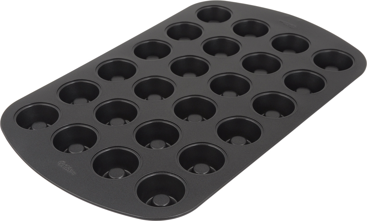 Форма для выпечки Wilton, с антипригарным покрытием, 24 ячейкиWLT-2105-2176 Форма для выпечки Wilton, с антипригарным покрытием, 24 ячейкиWLT-2105-2176Форма для выпечки Wilton изготовлена из металла с антипригарным покрытием. С таким покрытием пища не пригорает и не прилипает к стенкам. Форма содержит 24 ячейки в виде небольших кексов. Простая в уходе и долговечная в использовании форма будет верной помощницей в создании ваших кулинарных шедевров. Подходит для использования в духовом шкафу.Размер формы: 42,2 x 26,5 х 2,5 см.Размер ячейки: 4,5 х 4,5 х 2,3 см.