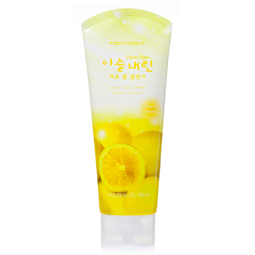 TonyMoly Пенка для умывания с экстрактом лимона Clean Dew Lemon Foam Cleanser, 180млSS02013100 TonyMoly Пенка для умывания с экстрактом лимона Clean Dew Lemon Foam Cleanser, 180млSS02013100Пенка для ежедневного ухода за кожей и очищения её от загрязнений и макияжа. Основной компонент – экстракт лимона, богатый витамином С. Экстракт лимона – мощный природный антиоксидант, защищает кожу от разрушительного действия свободных радикалов, ускоряет клеточный метаболизм, подавляет синтез меланина, благодаря чему осветляются существующие пигментные пятна и предотвращается появление новых. Осветляющая пенка для умывания не только эффективно удаляет с поверхности кожи макияж и загрязнений, но также глубоко очищает поры от скопившегося кожного жира и отшелушивает омертвевшие клетки. Очищенная и обновленная кожа становится ровнее, поры сужаются, а тон лица становится светлым, чистым, сияющим. Пенка с экстрактом лимона предназначена для ухода за тусклой, усталой, пигментированной, проблемной, комбинированной и жирной кожей. Марка Tony Moly чаще всего размещает на упаковке (внизу или наверху на спайке двух сторон упаковки, на дне банки, на тубе сбоку) дату изготовления в формате: год/месяц/дата.