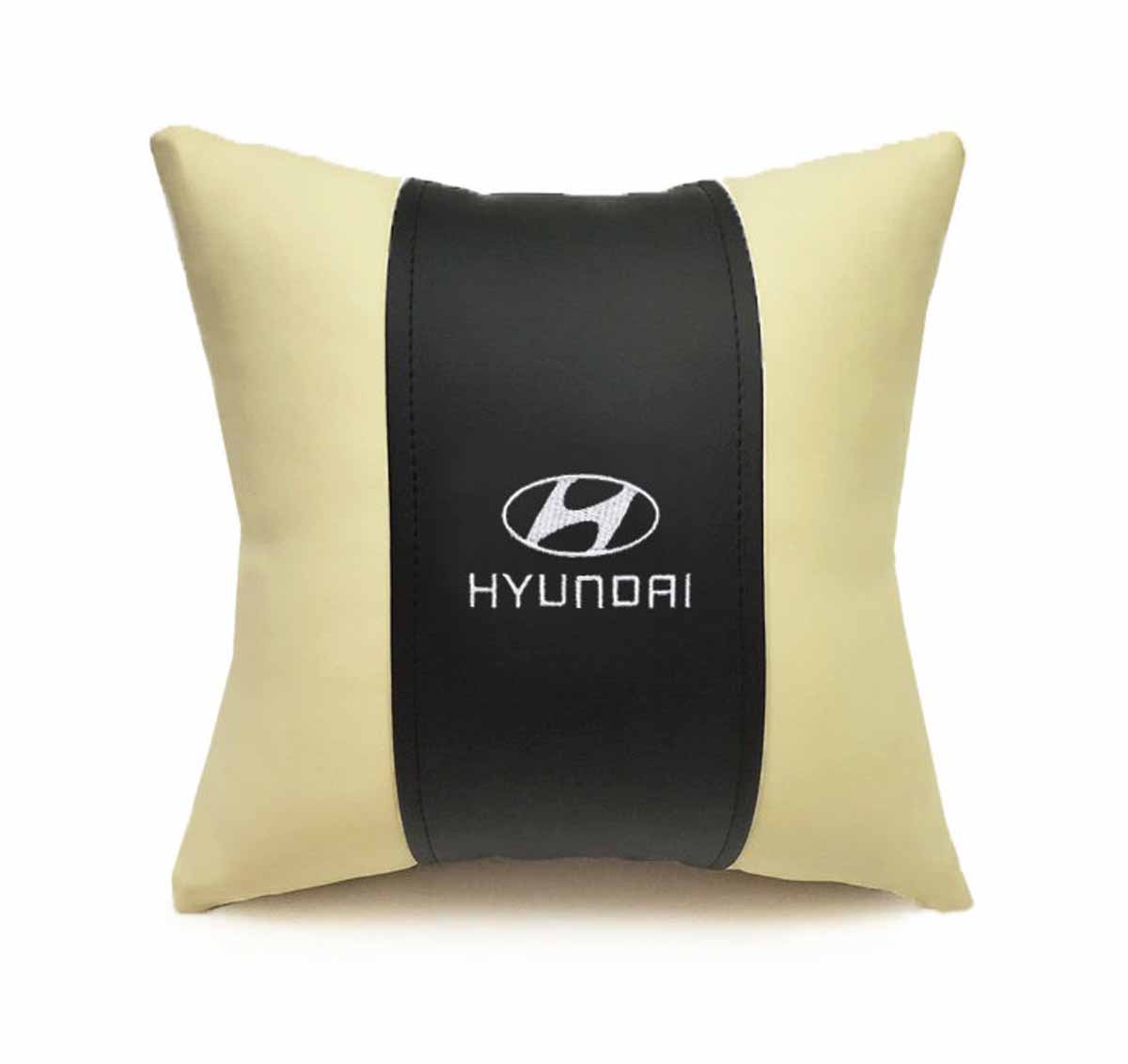 Подушка декоративная Auto premium Hyundai, цвет: черный, белый37048 Подушка декоративная Auto premium Hyundai, цвет: черный, белый37048Подушка в машину с вышивкой автологотипа Auto Premium Hyundai - отличное дополнение для салона вашего авто. Мягкая подушка, изготовленная из матовой экокожи, будет удобна пассажиру. Она долго не перестанет радовать вас своим видом. Оптимальный размер подушки (30 х 30 см) не загромождает салон автомобиля.