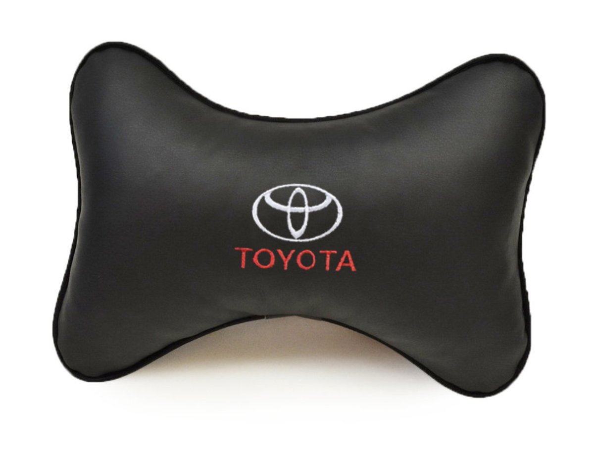 Подушка на подголовник Auto premium TOYOTA, цвет: черный. 3701337013 Подушка на подголовник Auto premium TOYOTA, цвет: черный. 3701337013Подушка на подголовник в машину с вышивкой автологотипа отличное дополнение для салона вашего авто. Мягкая подушка, изготовленная из матовой экокожи, будет удобна пассажиру. Она долго не перестанет радовать вас своим видом. Оптимальный размер подушки не загромождает салон автомобиля.
