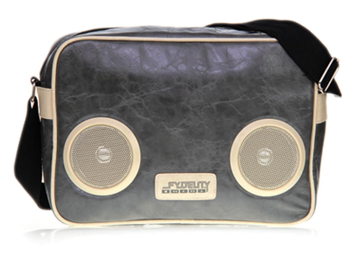 Сумка молодежная Fydelity G-Force Shoulder Bag, цвет: серый глянец, 7 л92465 Сумка молодежная Fydelity G-Force Shoulder Bag, цвет: серый глянец, 7 л92465Сумка молодежная Fydelity G-Force Shoulder Bag - через плечо, яркая модель с жестким дном в виде кассетного ретро-магнитофона. Плотная ткань и удобная застежка молния с логотипом компании обеспечит герметичность изделию. Подкладка оформлена актуальным фирменным принтом. Внутри одно отделение, потайной карман и один подвесной, в который спрятан блок и провода к водонепроницаемым Hi-Fi stereo 3 Ватт динамикам с усилителем. Характеристики:Отношение сигнал/шум: 60 ДБ. Легкое подключение телефона, mp3, CD плеера, iPod/iPad через 3,5мм стереоджек. Отделения для iPod/iPhone для быстрого и удобного доступа к вашему плееру. Источник питания: 4 батарейки типа AA (пальчиковые), для непрерывного 10-часового звучания. Диапазон воспроизводимых частот: 150 Гц ~ 20 кГц.