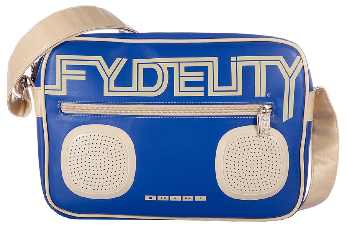 Сумка молодежная Fydelity G-Force Shoulder Bag, цвет: синий, 7 л92481 Сумка молодежная Fydelity G-Force Shoulder Bag, цвет: синий, 7 л92481Сумка молодежная Fydelity G-Force Shoulder Bag - через плечо, яркая модель с жестким дном в виде кассетного ретро-магнитофона. Плотная ткань и удобная застежка молния с логотипом компании обеспечит герметичность изделию. Подкладка оформлена актуальным фирменным принтом. Внутри одно отделение, потайной карман и один подвесной, в который спрятан блок и провода к водонепроницаемым Hi-Fi stereo 3 Ватт динамикам с усилителем. Характеристики:Отношение сигнал/шум: 60 ДБ. Легкое подключение телефона, mp3, CD плеера, iPod/iPad через 3,5мм стереоджек. Отделения для iPod/iPhone для быстрого и удобного доступа к вашему плееру. Источник питания: 4 батарейки типа AA (пальчиковые), для непрерывного 10-часового звучания. Диапазон воспроизводимых частот: 150 Гц ~ 20 кГц.
