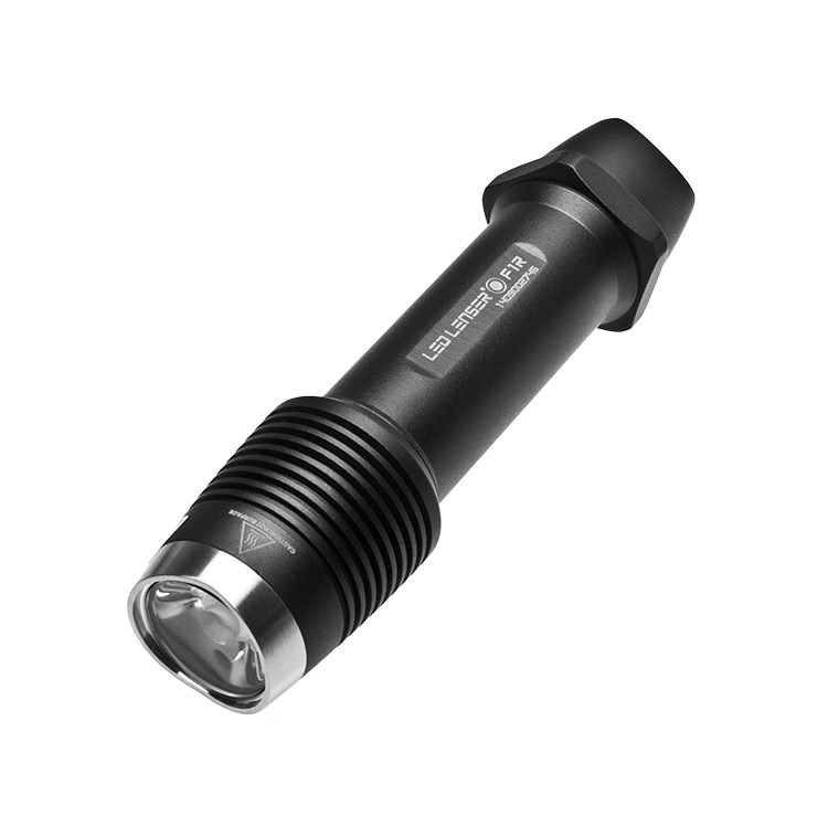 Фонарь LED Lenser F1R,с аккумулятором, цвет: черный8701-R Фонарь LED Lenser F1R,с аккумулятором, цвет: черный8701-RПерезаряжаемый фонарь LED Lenser F1R мощный, но ещё и чрезвычайно экологичный, благодаря использованию аккумуляторов. У фонаря прочный алюминиевый корпус. Имеет 3 режима свечения.Характеристики:- Световой поток - 1000 лм. - Питание - Литий-ионный аккумулятор. - Потребляемая мощность - 8,14 ватт/ч.- Время свечения - 3 ч.- Дальность свечения - 160 м.В комплект входит запасное тактическое кольцо из нержавеющей стали, которое легко можно сменить.Вес с батарейкой 120 гр. Длина - 115 мм.