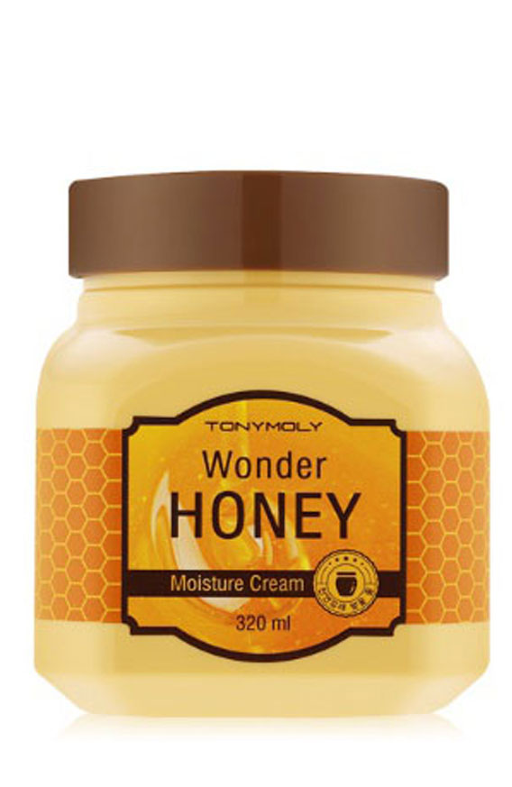 TonyMoly Крем с экстрактом меда WONDER HONEY MOISTURE CREAM, 320 млEE02001700 TonyMoly Крем с экстрактом меда WONDER HONEY MOISTURE CREAM, 320 млEE02001700Медовый крем базируется на содержании цветочного вишневого мёда, который богат большим количеством полисахаридов, витаминов С,D, ферментов и органических кислот. Крем глубоко питает и увлажняет кожу, устраняет шелушения.Антиоксиданты, содержащиеся в меде, надежно защищают кожу от вредных воздействий окружающей среды, тем самым замедляя процессы старения кожи. А витамины группы В, фосфор, железо, магний, кальций, каротин, входящие в состав меда, оказывают лечебное воздействие как на кожу, так и на организм в целом, что в свою очередь благотворно влияет на внешний вид.В составе крема присутствует прополис, который имеет мощное антибактериальное действие – снимает воспаления, покраснения и раздражения.Средство отличается огромным объемом (320 мл), обладает универсальной формулой, поэтому может использоваться как для кожи тела, так и для кожи лица. Марка Tony Moly чаще всего размещает на упаковке (внизу или наверху на спайке двух сторон упаковки, на дне банки, на тубе сбоку) дату изготовления в формате: год/месяц/дата.