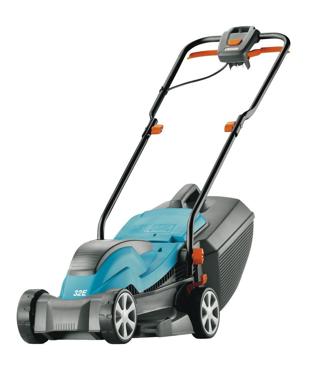 Газонокосилка электрическая Gardena PowerMax 32 E04073-20.000.00 Газонокосилка электрическая Gardena PowerMax 32 E04073-20.000.00Мощная и удобная газонокосилка Gardena PowerMax 32 E с PowerPlus: необычайно мощным двигателем с большим крутящим моментом, превосходным качеством кошения и оптимизированным сбором травы. Используется для легкого кошения любого типа газона, подходит даже для высокой или мокрой травы. Особая легкость газонокосилки значительно облегчает работу.Травосборник легко снимается и одевается, легко опустошается. Колеса выполнены из мягкого пластика со специальными протекторами для устойчивости и гладкой езды. Центральная регулировка высоты кошения по пятиспутенчатой шкале.Эргономично выполненный выключатель с кнопкой запуска и фиксатор кабеля для надежной эксплуатации.Центральная ручка для легкой транспортировки косилки.Регулировка высоты стрижки: центральная.Количество положений высоты стрижки: 5.Высота стрижки: 2-6 см.Рекомендуемая площадь газона: 300 м2 +/-20%.Гарантированная мощность звука: 96 дБ (A).Звуковое давление возле уха оператора: 84,4 дБ (A).Вибрация на рукоятке: 1,87 м/с2.