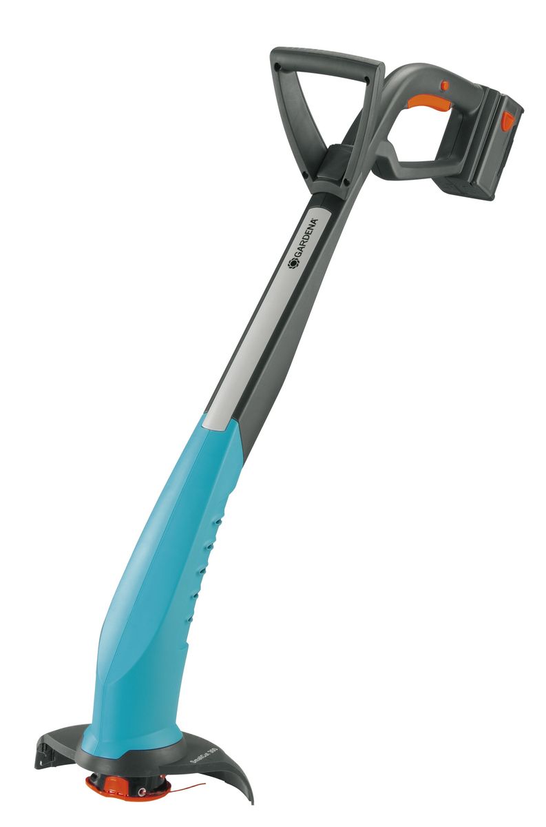 Триммер аккумуляторный Gardena SmallCut 30008844-20.000.00 Триммер аккумуляторный Gardena SmallCut 30008844-20.000.00Легкий и простой в использовании аккумуляторный триммер Gardena SmallCut 300 идеально подходит для небольших работ по кошению в вашем саду. Триммером можно удобно и безопасно управлять двумя руками. Функция блокировки защищает от случайного включения. Триммероснащен сменным никель-металл-гидридным аккумулятором (18 В/1.6 Ач). Время непрерывной работы до следующей зарядки составляет 25 минут, за это время вы можете обработать примерно 800 м кромки газона. Качество кошения этого триммера, обеспечиваемое мощным аккумулятором, приятно вас порадует. Срез травы - чистый и точный. Система автоматической подачи корда. Аккумуляторный триммер Gardena SmallCut 300 поставляется в комплекте с аккумулятором и зарядным устройством.Максимальное время работы от аккумулятора: 25 мин.Емкость аккумулятора: 1,6 Ач.Время зарядки: примерно 5 ч.Диаметр корда: 1,5 мм.Длина корда: 10 м.