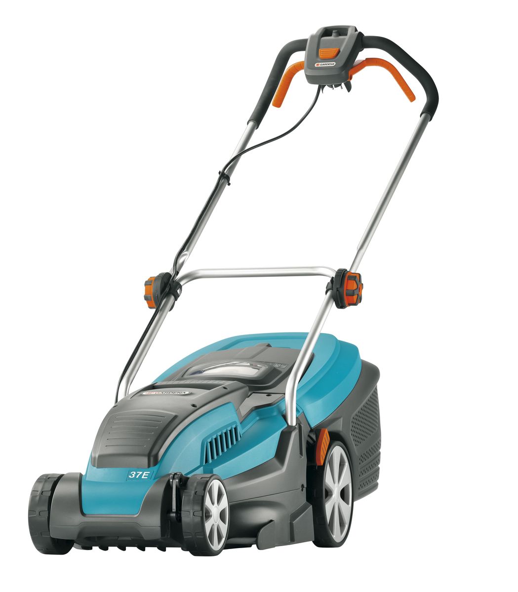 Газонокосилка Gardena PowerMax 37 E04075-20.000.00 Газонокосилка Gardena PowerMax 37 E04075-20.000.00Мощная и удобная электрическая газонокосилка Gardena PowerMax 37 E с PowerPlus: электрическим двигателем с ременной передачей на нож обеспечивают аккуратный результат кошения. Широкое смотровое окошко для определения уровня заполнения и большое отверстие для опорожнения значительно облегчают работу с травосборником. Травосборник расположен между стойками рукоятки, и при необходимости его можно без труда снять, потянув вверх. Желаемая высота кошения легко устанавливается при помощи одного рычага - путем выбора одного из пяти вариантов, текущий уровень указан на шкале.Практичная функция: ручка быстро складывается, обеспечивая удобство транспортировки и компактное хранение.Упрочненный нож с проработанной геометрией DuraEdge обеспечивает повышенное качество мульчирования и увеличенный воздушный поток при работе со сбором травы.Задние колеса увеличенного размера способствуют повышению маневренности.Регулировка высоты стрижки: центральная.Количество положений высоты стрижки: 5.Высота стрижки: 2-6 см.Рекомендуемая площадь газона: 500 м2 +/-20%.Гарантированная мощность звука: 97 дБ (A).Звуковое давление возле уха оператора: 80,9 дБ (A).Вибрация на рукоятке: 1,24 м/с2.
