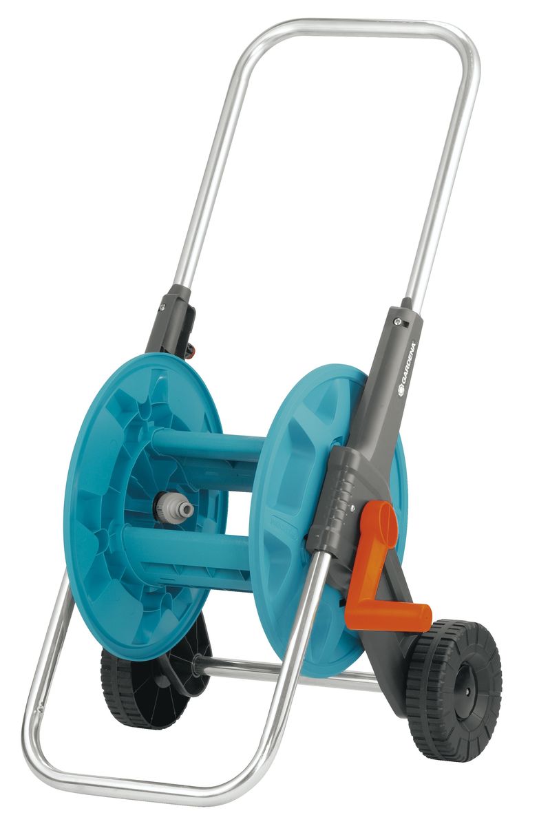 Тележка для шланга Gardena 50 Classic08011-20.000.00 Тележка для шланга Gardena 50 Classic08011-20.000.00Тележка для шланга Gardena 50 Classic предназначена для легкого перемещения шланга по участку среднего и большого размера. Катушка рассчитана на шланг длиной не более 50 м диаметром 13 мм (1/2 дюйма), шланг длиной не более 40 м диаметром 15 мм (5/8 дюйма) или шланг длиной не более 30 м диаметром 19 мм (3/4 дюйма). Наличие приводной ручки облегчает эксплуатацию катушки. Рукоятку с комфортной для рук поверхностью при необходимости можно сложить, что обеспечивает компактное хранение. Внутри катушки расположен шарнирный штуцер, который предотвращает перекручивание шланга и защищает его от повреждения. Встроенный механизм защиты от течи предотвращает разлив воды при транспортировке и по завершении использования катушки. Вода больше не будет вытекать, благодаря чему место хранения остается сухим. Боковые стороны катушки имеют треугольную форму и низкий центр тяжести, обеспечивая ее высокую устойчивость (опрокинуть катушку сложно). Такая удобная для переноса катушка облегчает полив.