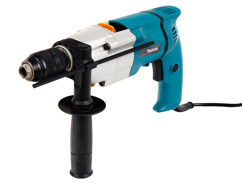 Дрель ударная Makita HP2033HP2033 Дрель ударная Makita HP2033HP2033Ударная дрель Makita HP2033 предназначена для сверления отверстий в древесине (до 40 мм) и металлах (до 13мм), а режим сверления с ударом поможет быстро и точно забуриться в кирпичную кладку и бетон (отверстия диаметром до 20 мм). Простой и надежный механизм дрели выполнен из высокопрочных материалов и собран с высокой точностью, что способствует превосходному качеству выполняемых работ и долговечности самого инструмента. В частности усилен ударный механизм и применена новая конструкции реверса, который в отличие от флажкового исключает преждевременный износ угольных щеток и обеспечивает равнозначное усилие при прямом и обратном вращении. Редуктор дрели накрыт прочным кожухом из литого алюминия, обладающего высокой теплопроводностью, что свидетельствует о принадлежности инструмента к классу профессионал и предполагает серьезные нагрузки. Прочный быстрозажимной патрон дрели надежно фиксирует сверла с хвостовиком диаметром 1,5-13 мм и обеспечивает их простую замену. Скорость регулируется механикой (двухступенчатый переключатель) и электроникой. Комфортный пусковой выключатель одновременно служит регулятором числа оборотов. Для обеспечения максимального контроля над инструментом в процессе ведения сложных работ дрель оснащена удобными рукоятками с элементами виброгашения. Дополнительная боковая рукоятка может поворачиваться на 360° и фиксироваться в любом из установленных положений.Патрон: быстрозажимной Мощность: 720 Вт Частота холостого хода: 0-850/0-2900 об/минМаксимальное количество ударов: 0-9400/0-32000 уд/минМаксимальный диаметр патрона: до 13 ммДиаметр сверления в древесине: 40 ммДиаметр сверления в стали: 13 ммДиаметр сверления в бетоне: 20 мм Питание: от сети 220В.