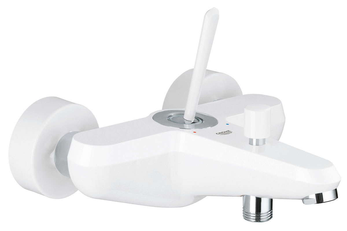 Смеситель для ванны Grohe Eurodisc Joy23431LS0 Смеситель для ванны Grohe Eurodisc Joy23431LS0Инновационный механизм управления с помощью джойстика представляет собой неповторимое эстетическое решение. Эта модель с невероятно легким управлением станет украшением любой ванной комнаты. Белоснежное глянцевое покрытие с хромированными элементами представляет собой оригинальную альтернативу классическому хромированному покрытию и гармонично впишется в интерьер любой ванной комнаты. Механизм Joystick - с расчетом на долгую службу. Четкий скульптурный силуэт и основательный облик модели воплощают собой современный и динамичный стиль - настоящий образец актуального первоклассного дизайна.Особенности:- настенный монтаж;- металлический рычаг;- встроенный обратный клапан в душевом отводе;- автоматический переключатель: ванна/душ;- скрытые S-образные эксцентрики.