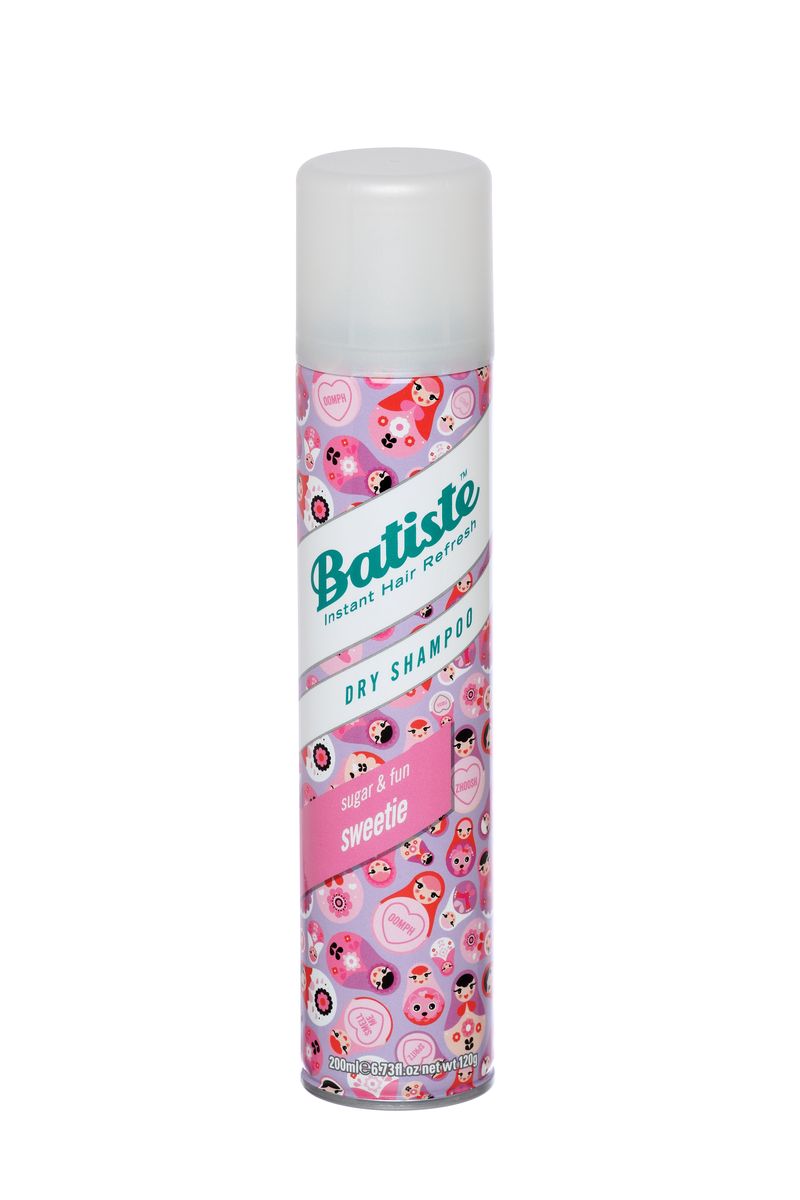 Batiste Sweetie Сухой шампунь, 200 мл503536 Batiste Sweetie Сухой шампунь, 200 мл503536Новинка придется по вкусу любительницам изящных «девочковых» композиций и создана для тех, кто не может жить без легкого ванильного шлейфа, подчеркивающего женственность и сексуальность. Добавьте немного сладкой игривости к вашему стилю с Batiste Sweetie! Заряженный нотами малины и ванили, этот шампунь не только очищает волосы без воды и сушки феном, но и придает им потрясающий неотразимый аромат. Batiste Sweetie – сухой шампунь, с ароматом сладкой свежести: мятного мороженого, фруктового сорбета, клубничных леденцов, свежих капкейков и сочных макарун.