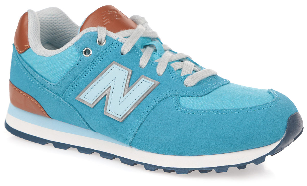 Кроссовки для девочки New Balance, цвет: голубой, коричневый. KL574U9P. Размер 12,5 (30,5)KL574U9P Кроссовки для девочки New Balance, цвет: голубой, коричневый. KL574U9P. Размер 12,5 (30,5)KL574U9PСтильные кроссовки от New Balance придутся по душе вашей девочке. Верх модели выполнен из натуральной кожи со вставками из полиэстера и искусственной кожи. По бокам модель оформлена нашивками в виде фирменного логотипа бренда со светоотражающим эффектом для лучшей видимости в темное время суток, на язычке и заднике - фирменным тиснением. Удобная шнуровка надежно фиксирует модель на ноге. Мягкая верхняя часть и подкладка, выполненная из текстиля, гарантируют уют и предотвращают от натирания. Стелька из материала EVA с текстильной поверхностью обеспечивает комфорт и отличную амортизацию. Перфорация на стельке позволяет ногам дышать. Легкая подошва с рельефным протектором обеспечивает идеальное сцепление с любыми поверхностями.В таких кроссовках ногам вашей девочки будет комфортно и уютно.