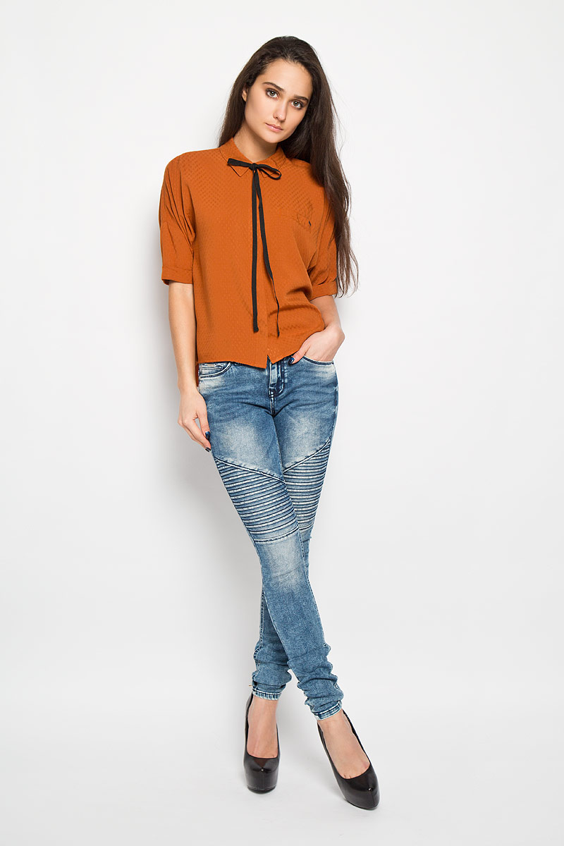 Блузка женская Tom Tailor Denim, цвет: кирпичный. 2031414.01.71. Размер XS (42)2031414.01.71 Блузка женская Tom Tailor Denim, цвет: кирпичный. 2031414.01.71. Размер XS (42)2031414.01.71Стильная женская блуза Tom Tailor Denim, выполненная из вискозы, подчеркнет ваш уникальный стиль и поможет создать оригинальный женственный образ.Блузка свободного кроя с короткими рукавами и отложным воротником оформлена оригинальным ненавязчивым рисунком. Модель застегивается на пуговицы скрытые под планкой, низ рукавов обработан манжетами. Спереди модель дополнена имитацией втачного кармана, а сзади небольшой складкой. Блуза сзади удлинена. Модель дополнена съемной тесьмой по линии горловины, которую можно оригинально завязать. Легкая блуза идеально подойдет для жарких летних дней. Такая блузка будет дарить вам комфорт в течение всего дня и послужит замечательным дополнением к вашему гардеробу.