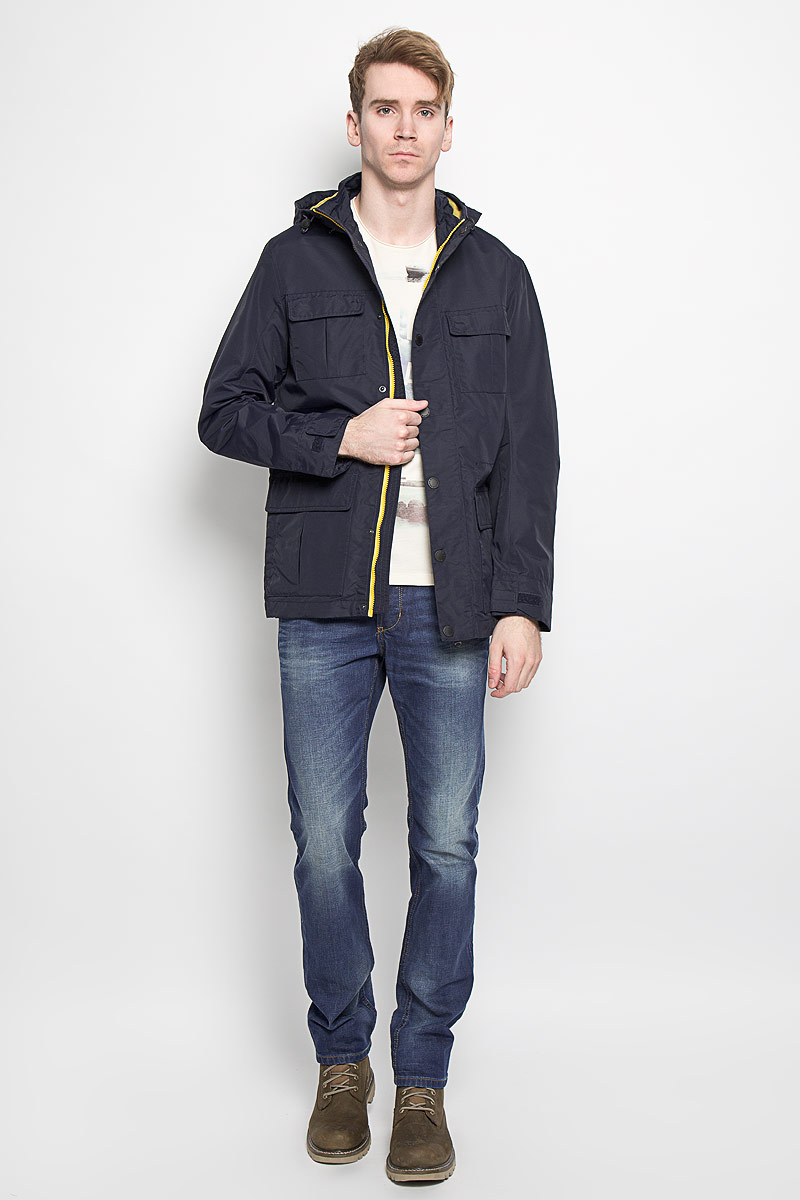 Куртка мужская Tom Tailor Denim, цвет: темно-синий. 3532443.00.12. Размер M (48)3532443.00.12 Куртка мужская Tom Tailor Denim, цвет: темно-синий. 3532443.00.12. Размер M (48)3532443.00.12Стильная мужская куртка Tom Tailor Denim, выполненная из водоотталкивающего и водонепроницаемого материала, отлично подойдет для прохладных дней. Куртка на подкладке с несъемным капюшоном и воротником-стойкой застегивается на пластиковую застежку-молнию и дополнительно имеет ветрозащитный клапан на кнопках. Капюшон регулируется с помощью резинки со стопперами. Объем манжет рукавов регулируется с помощью хлястиков на липучках. Спереди модель дополнена четырьмя накладными карманами, которые закрываются клапанами на кнопках, внутри предусмотрен прорезной карман на кнопке.Эта модная и в то же время комфортная куртка согреет вас в холодное время года и прекрасно подойдет для прогулок.