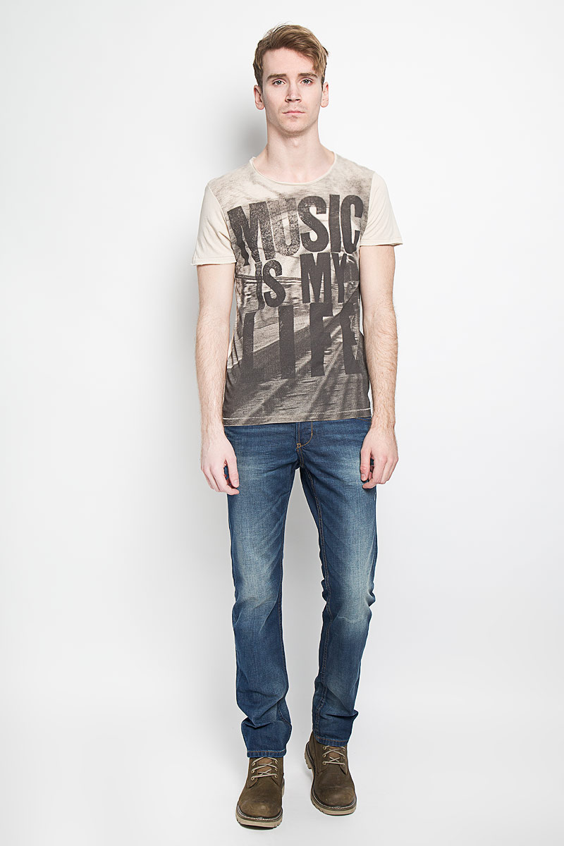 Футболка мужская Tom Tailor Denim Rocker, цвет: светло-бежевый, темно-серый. 1033400.00.12. Размер M (48)1033400.00.12 Футболка мужская Tom Tailor Denim Rocker, цвет: светло-бежевый, темно-серый. 1033400.00.12. Размер M (48)1033400.00.12Стильная мужская футболка Tom Tailor Denim Rocker выполнена из хлопка с добавлением модала. Материал очень мягкий и приятный на ощупь, обладает высокой воздухопроницаемостью и гигроскопичностью, позволяет коже дышать. Модель с круглым вырезом горловины оформлена оригинальным принтом. Низ рукавов, горловина и низ изделия не обработаны.Спинка футболки удлинена.Такая модель подарит вам комфорт в течение всего дня и послужит замечательным дополнением к вашему гардеробу.