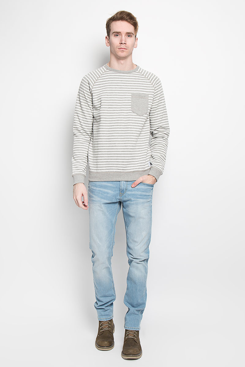 Свитшот мужской Tom Tailor Denim Basic, цвет: серый меланж, белый. 2529902.00.12. Размер S (46)2529902.00.12 Свитшот мужской Tom Tailor Denim Basic, цвет: серый меланж, белый. 2529902.00.12. Размер S (46)2529902.00.12Стильный мужской утепленный свитшот Tom Tailor Denim Basic, изготовленный из высококачественного материала, необычайно мягкий и приятный на ощупь, не сковывает движения, обеспечивая наибольший комфорт. Модель с круглым вырезом горловины и длинными рукавами-реглан дополнена на груди накладным карманом. Свитшот имеет мягкую резинку на горловине, манжетах и по низу изделия, что предотвращает деформацию при носке и препятствует проникновению холодного воздуха. Оформлен свитшот принтом в полоску. Эта модная и в то же время комфортная модель - отличный вариант как для активного отдыха, так и для занятий спортом.