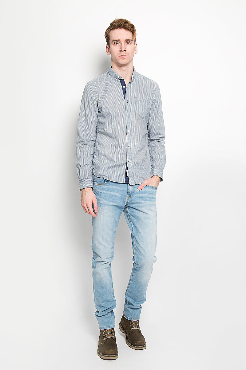 Рубашка мужская Tom Tailor Denim, цвет: серо-синий, экрю. 2031439.01.12. Размер XXL (54)2031439.01.12 Рубашка мужская Tom Tailor Denim, цвет: серо-синий, экрю. 2031439.01.12. Размер XXL (54)2031439.01.12Мужская рубашка Tom Tailor Denim, выполненная из натурального хлопка, идеально дополнит ваш образ. Материал мягкий и приятный на ощупь, не сковывает движения и позволяет коже дышать.Рубашка приталенного кроя, с длинными рукавами, отложным воротником и закруглённым низом. Края воротника спереди пристегиваются к модели на пуговицы. Изделие спереди застегивается на пуговицы. Манжеты на рукавах также застегиваются на пуговицы. На груди модель дополнена накладным карманом на пуговице. Рубашка оформлена мелким контрастным принтом в виде ромбов.Такая модель будет дарить вам комфорт в течение всего дня и станет стильным дополнением к вашему гардеробу.