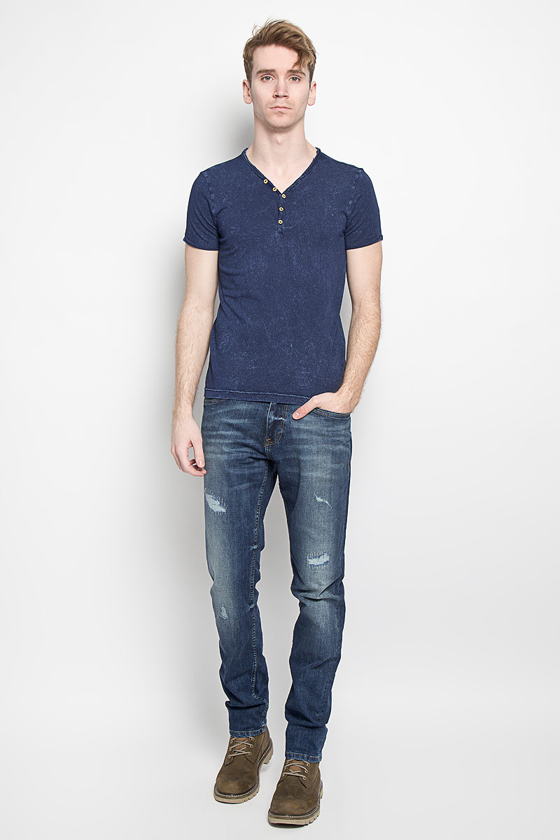 Футболка мужская Tom Tailor Denim Basic, цвет: темно-синий. 1033984.00.12. Размер S (46)1033984.00.12 Футболка мужская Tom Tailor Denim Basic, цвет: темно-синий. 1033984.00.12. Размер S (46)1033984.00.12Стильная мужская футболка Tom Tailor Denim Basic выполнена из натурального хлопка. Материал очень мягкий и приятный на ощупь, обладает высокой воздухопроницаемостью и гигроскопичностью, позволяет коже дышать. Модель с V-образным вырезом горловины на груди застегивается на пуговицы. Горловина и низ рукавов не обработаны. Низ рукавов дополнен простроченными узкими отворотами. Оформлена футболка эффектом варенки. Такая модель подарит вам комфорт в течение всего дня и послужит замечательным дополнением к вашему гардеробу.