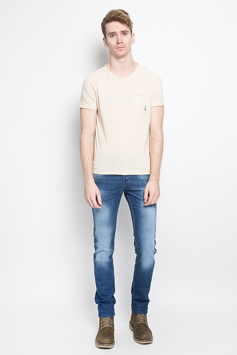 Футболка мужская Tom Tailor Denim, цвет: бежевый. 1033987.00.12. Размер L (50)1033987.00.12 Футболка мужская Tom Tailor Denim, цвет: бежевый. 1033987.00.12. Размер L (50)1033987.00.12Стильная мужская футболка Tom Tailor Denim, изготовленная из высококачественного материала, обладает высокой теплопроводностью, воздухопроницаемостью и гигроскопичностью, позволяет коже дышать.Модель с короткими рукавами и круглым вырезом горловины - идеальный вариант для создания образа в стиле Casual. Футболка спереди дополнена накладным карманом, оформленным небольшим принтом с изображением якоря. Горловина и рукава футболки оформлена эффектом необработанного края. Спинка модели немного удлинена. Такая модель подарит вам комфорт в течение всего дня и послужит замечательным дополнением к вашему гардеробу.